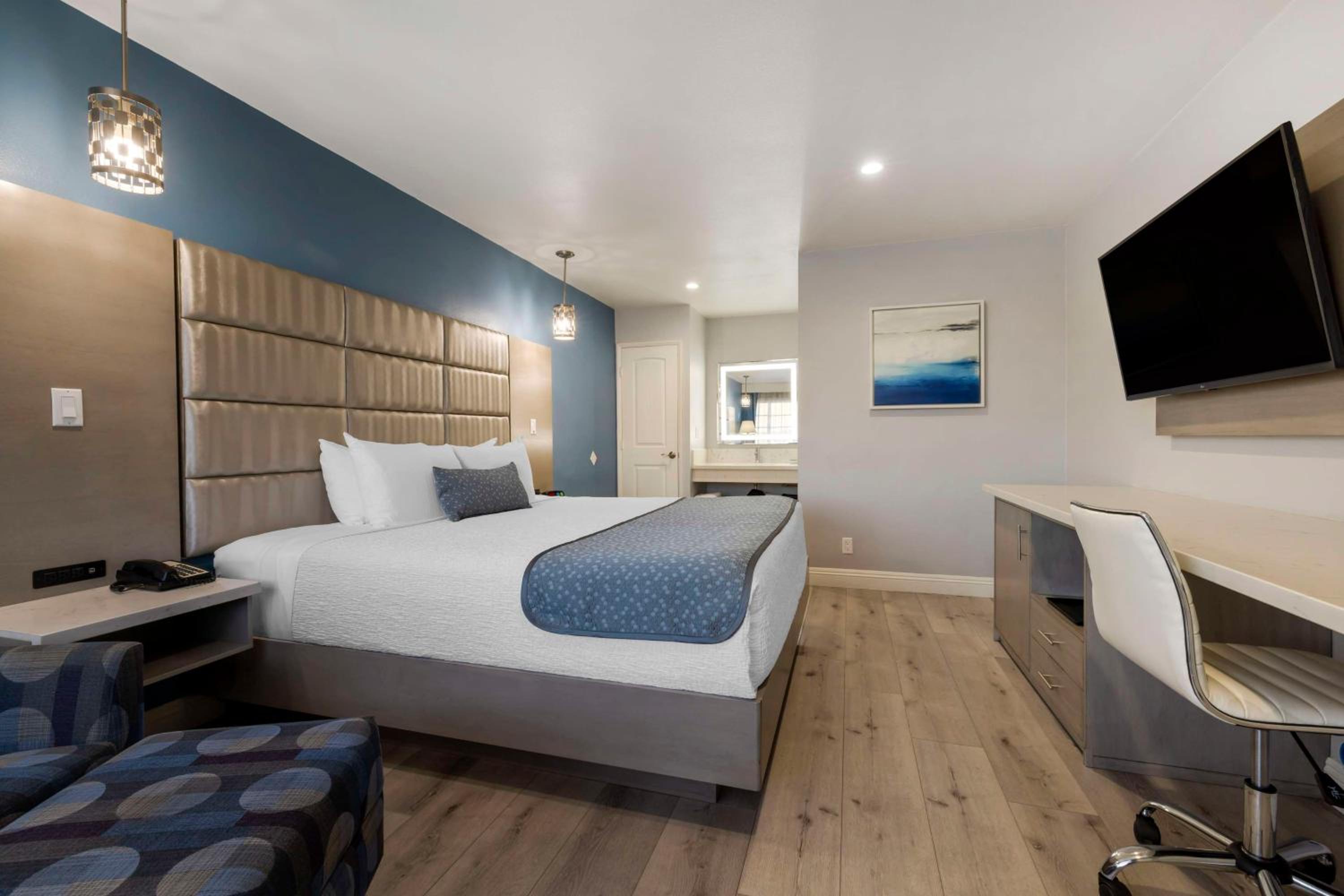 King Room with Roll-in Shower - Disability Access/Non-Smoking photo 2