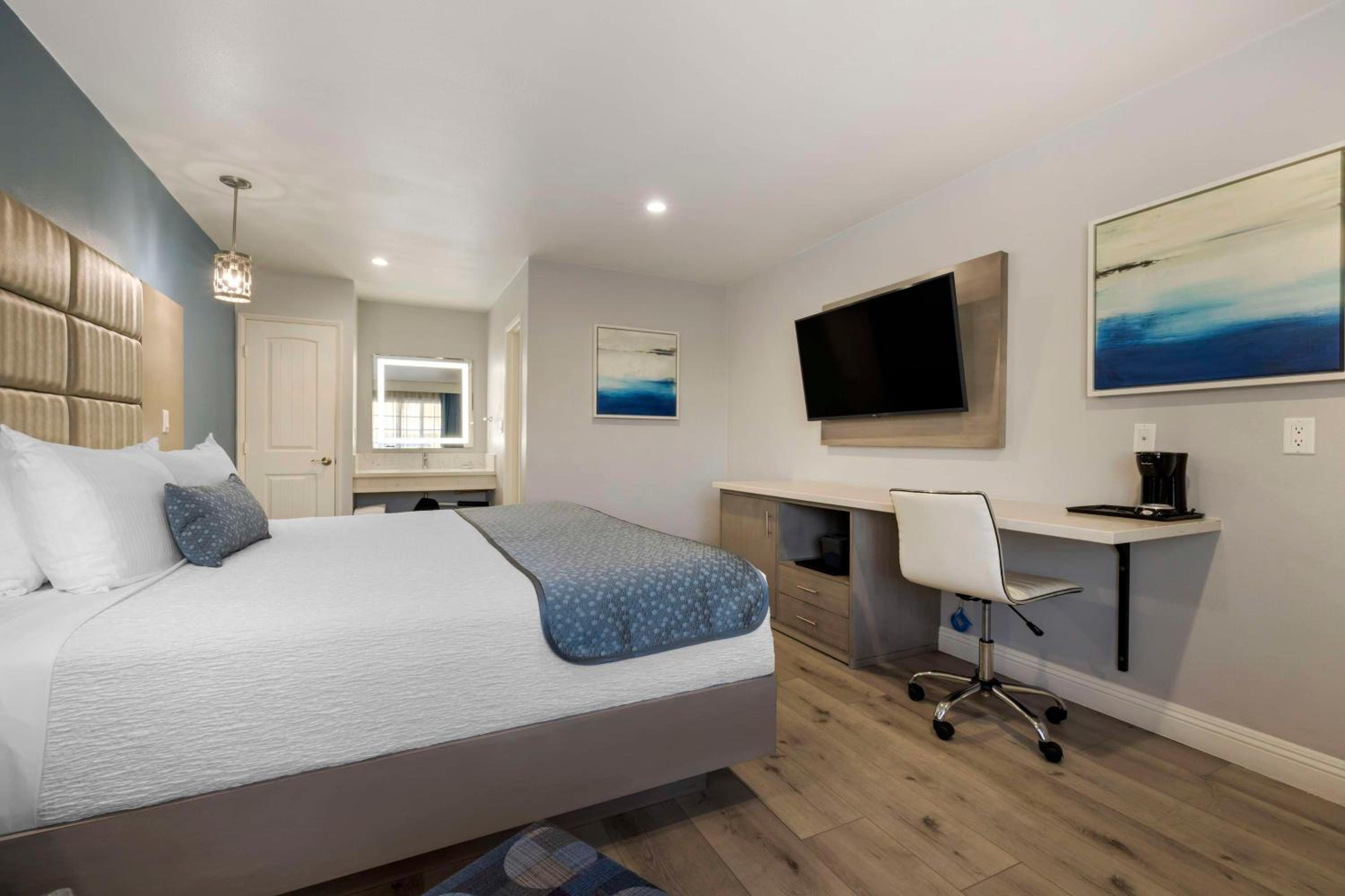 King Room with Roll-in Shower - Disability Access/Non-Smoking photo 3