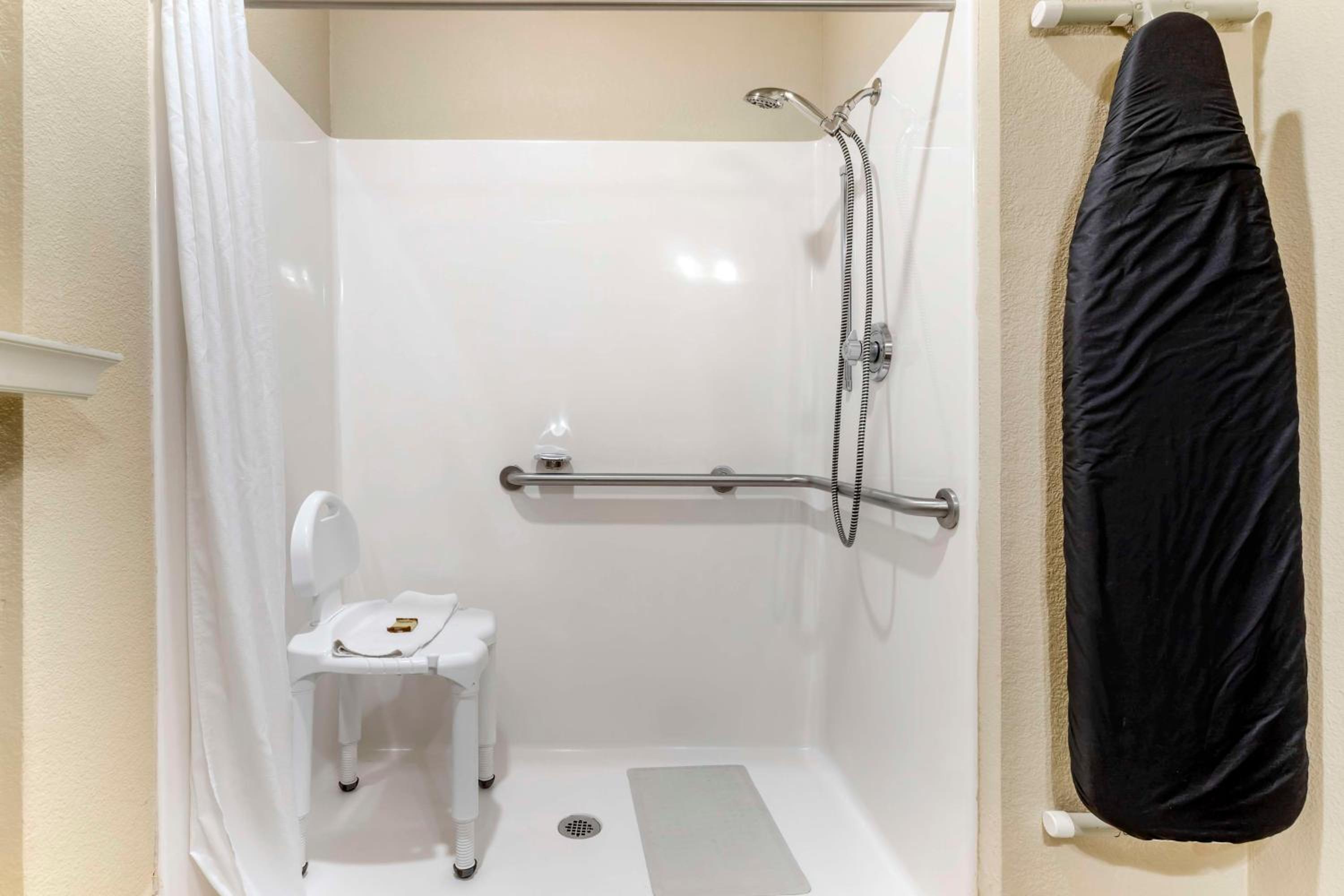 King Room with Roll-In Shower - Mobility Access