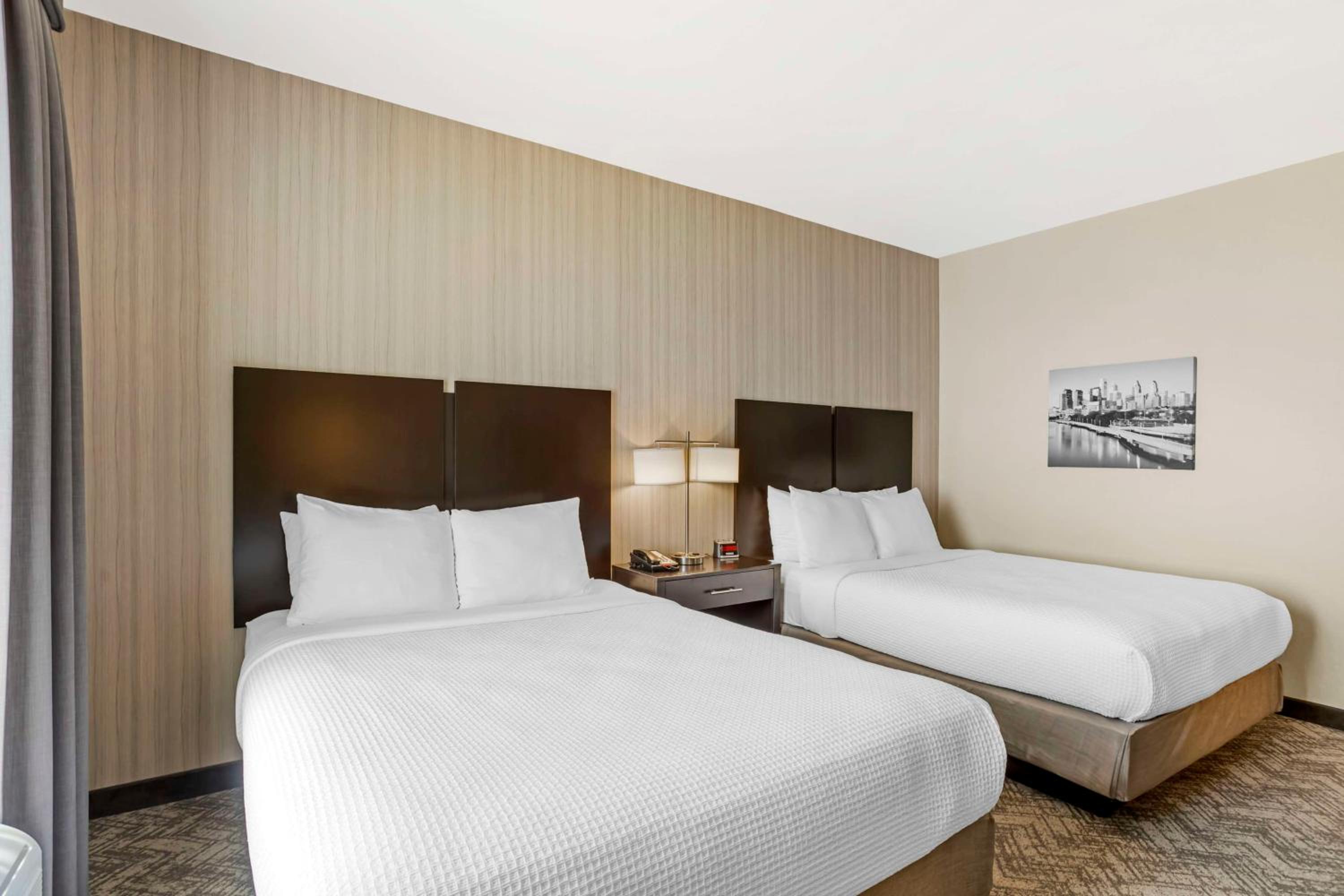 Queen Room with Two Queen Beds - Non-Smoking photo 3