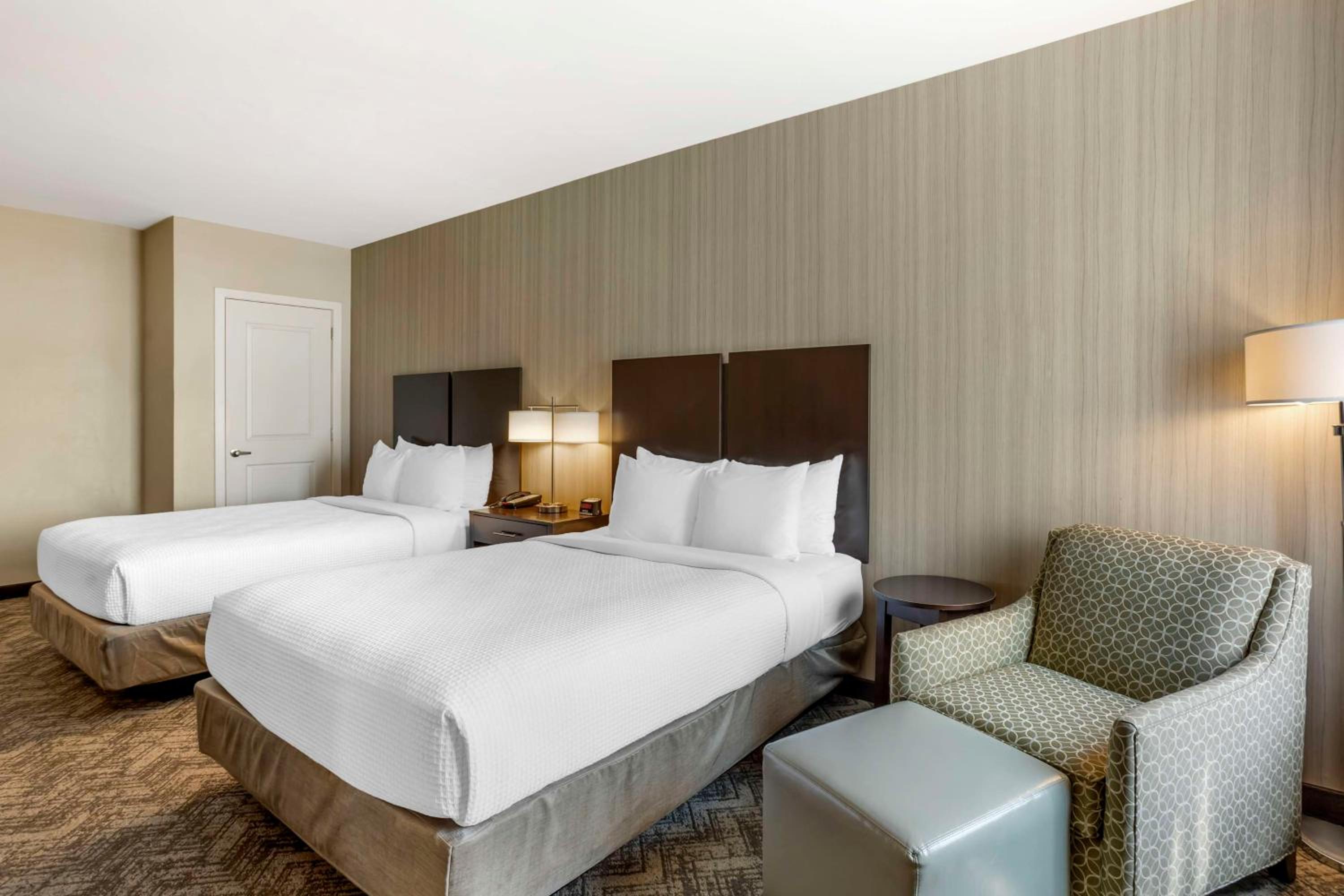 Larger Queen Room with Two Queen Beds - Non-Smoking photo 3