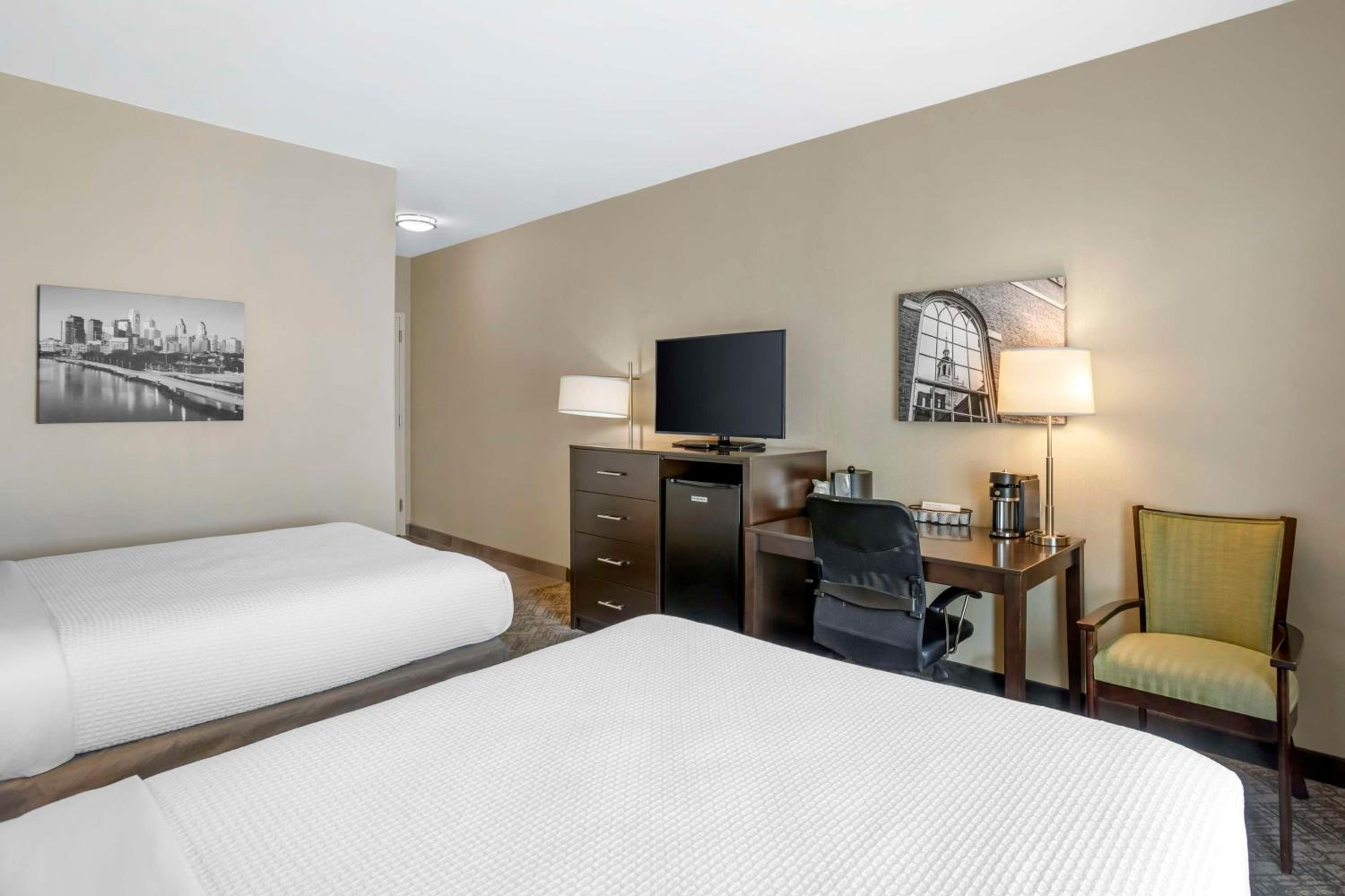 Queen Room with Two Queen Beds - Non-Smoking photo 1