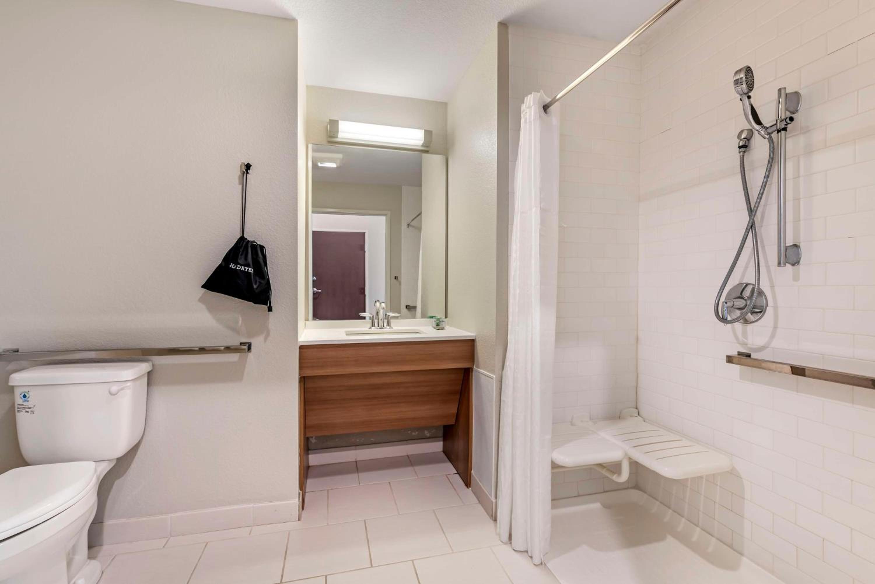 Queen Room with Sofa Bed and Roll-In Shower - Disability Access photo 2