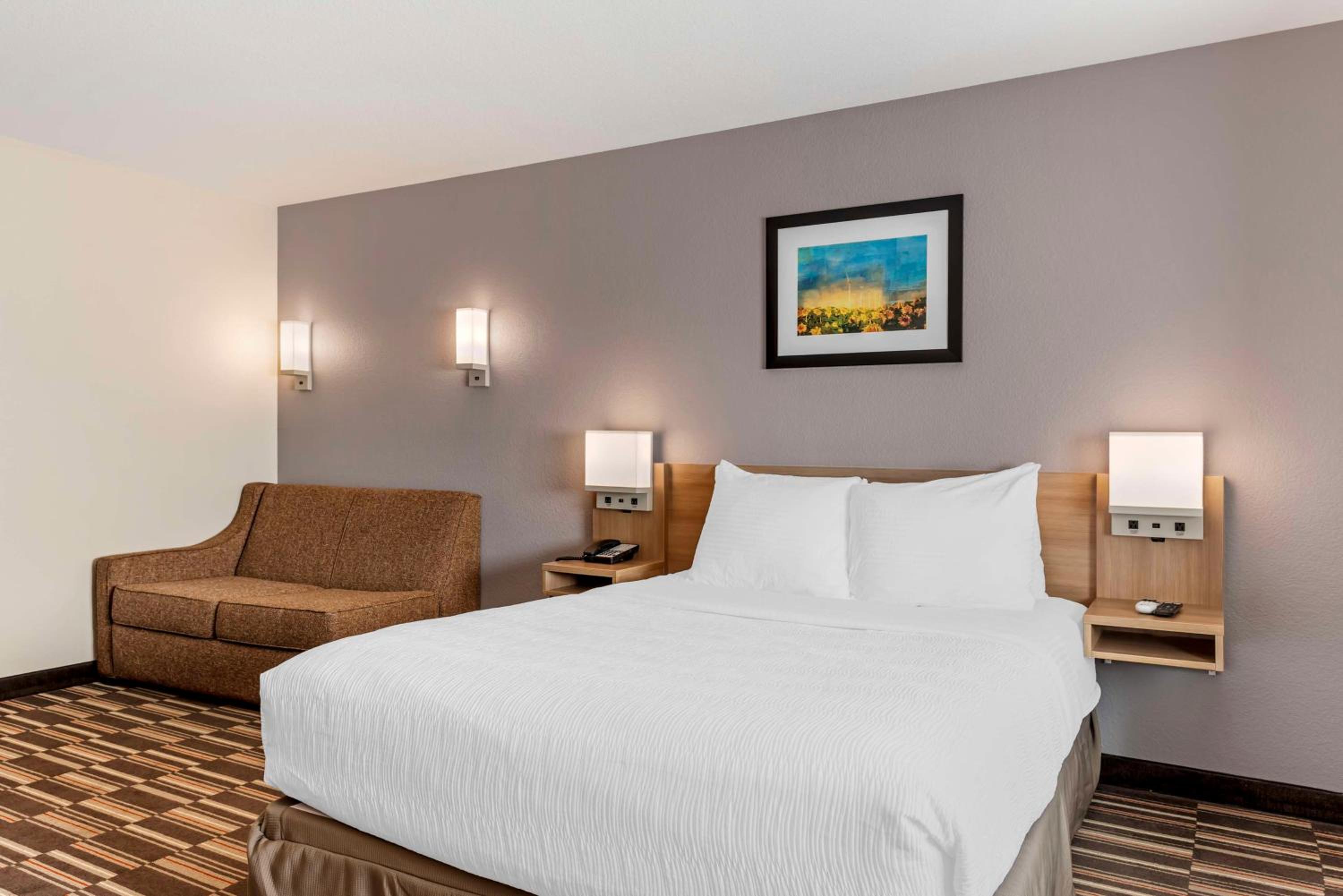 Queen Suite with Sofa Bed - Communication Assistance photo 2