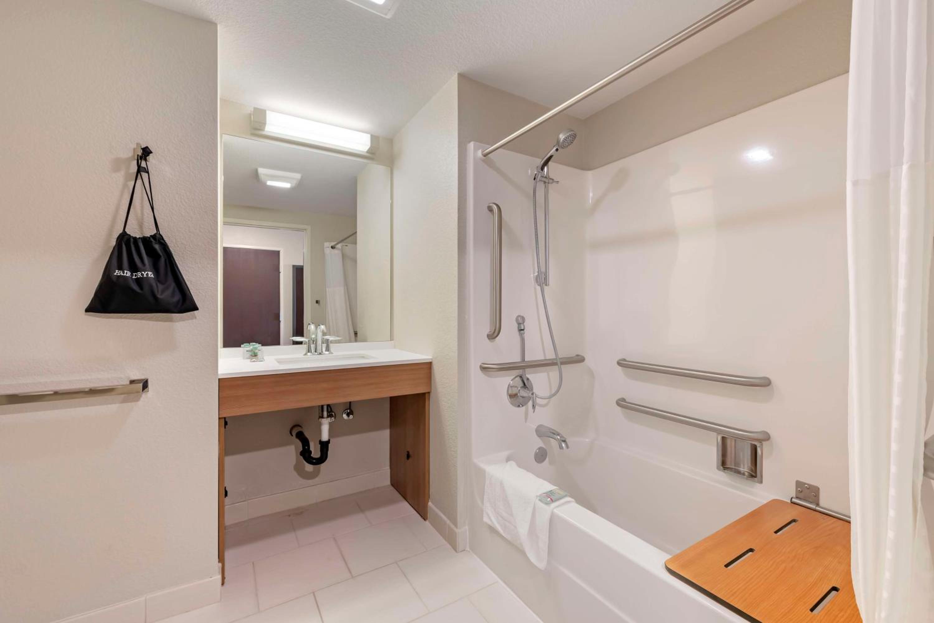Queen Room with Sofa Bed and Bathtub - Disability Access photo 2