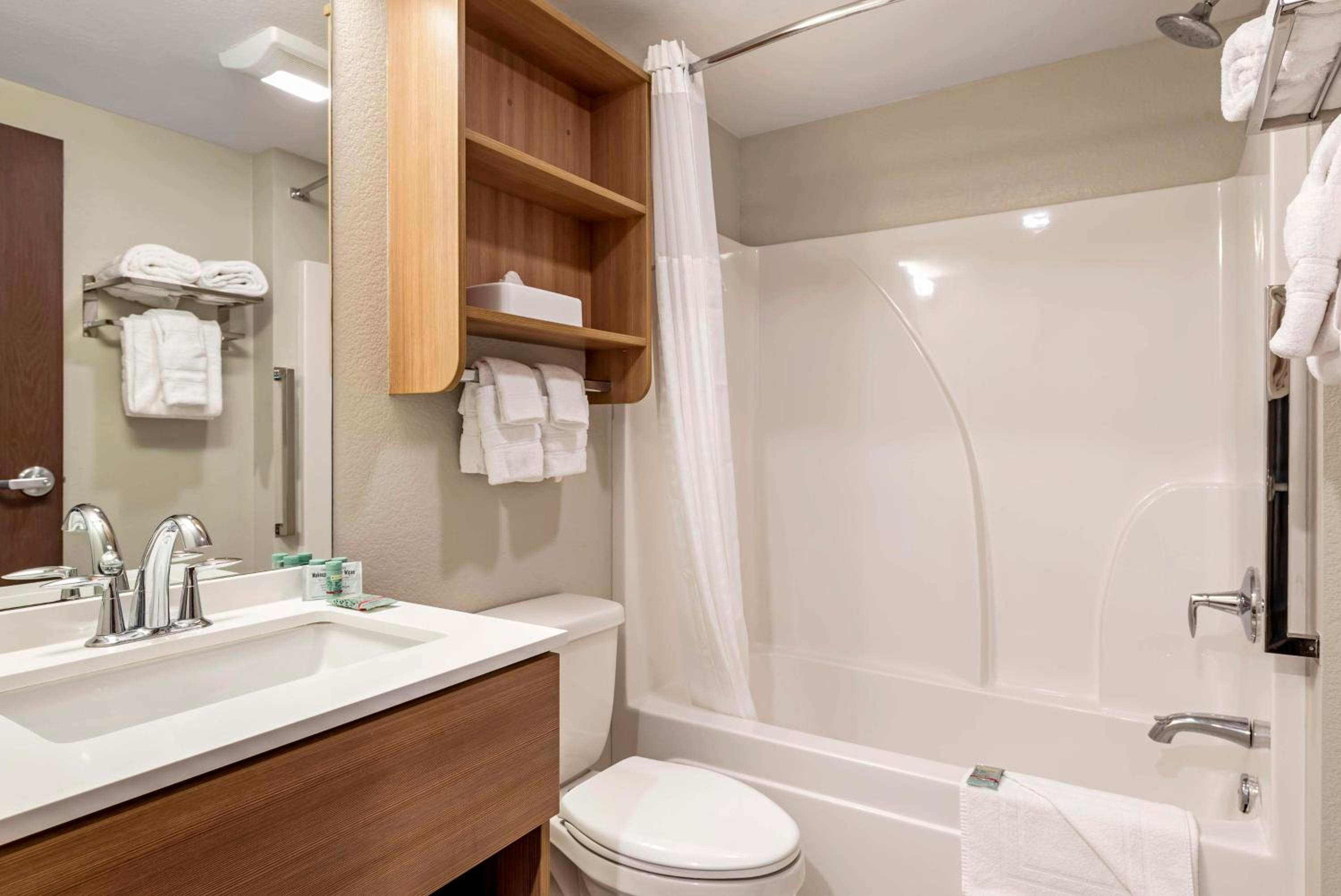 Queen Room with Two Queen Beds - Disability Access/Non-Smoking photo 2