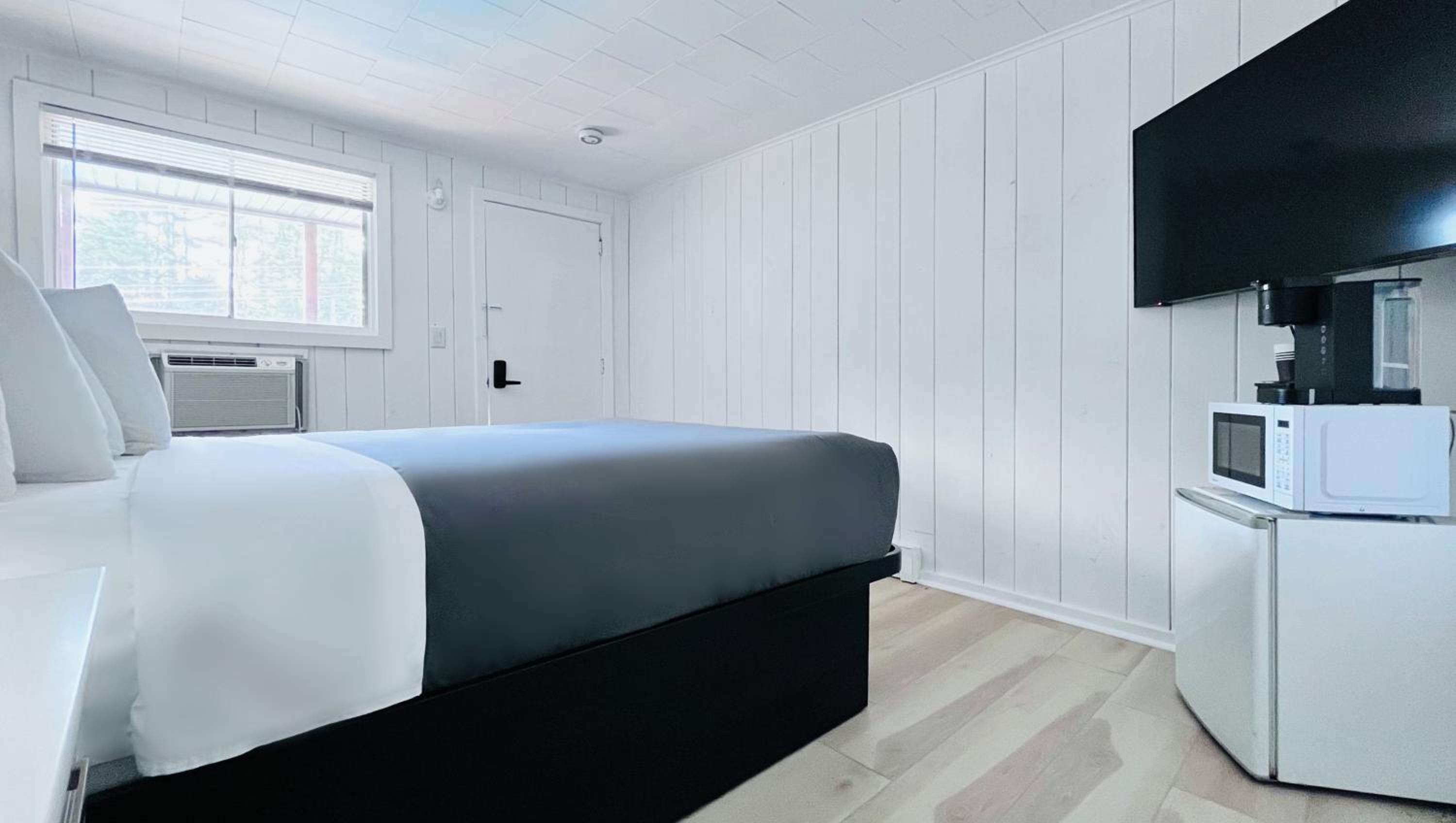 One Queen Bed Nonsmoking Northside - Photo 6