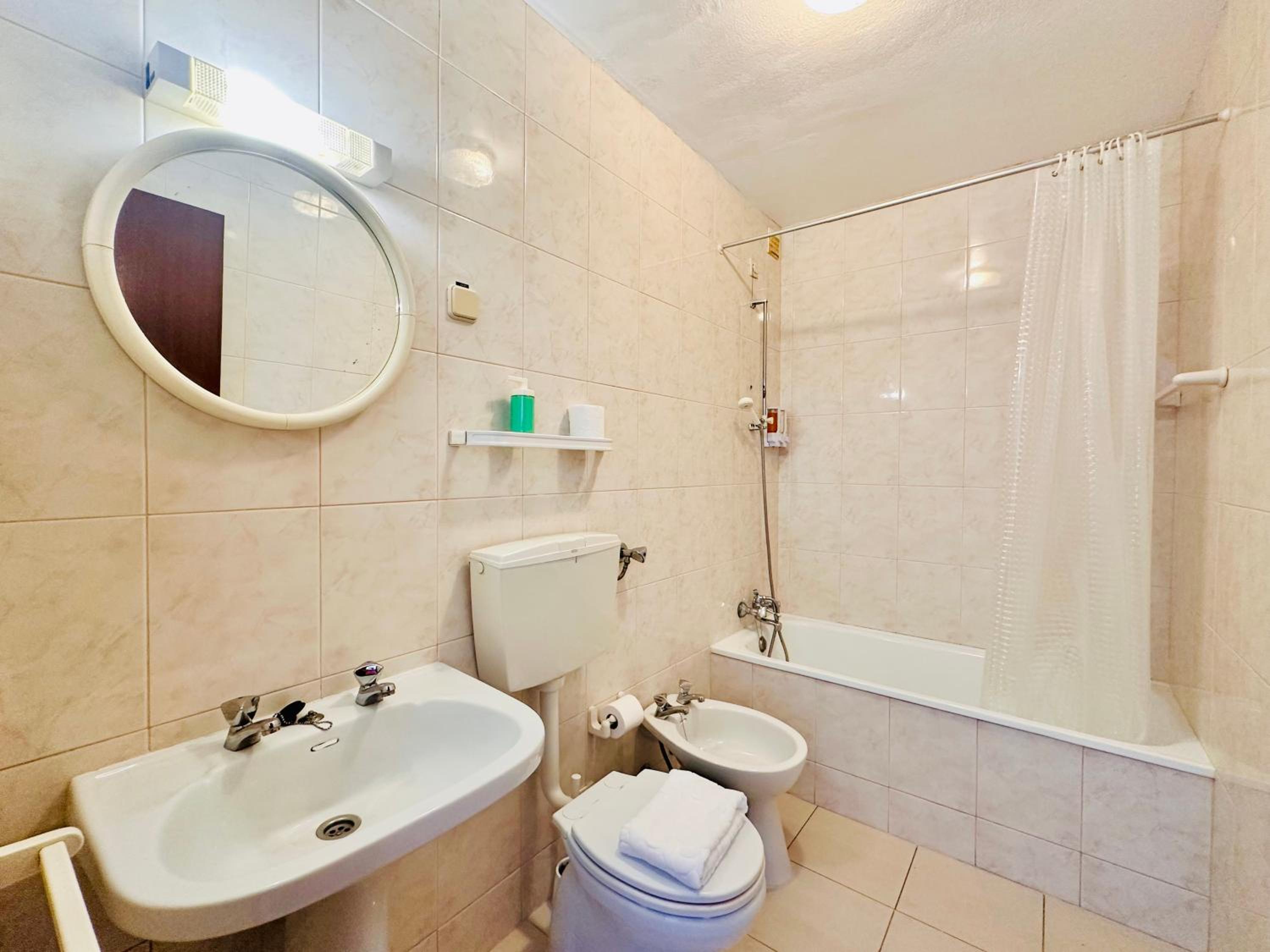Superior Twin Room with City View - Photo 4