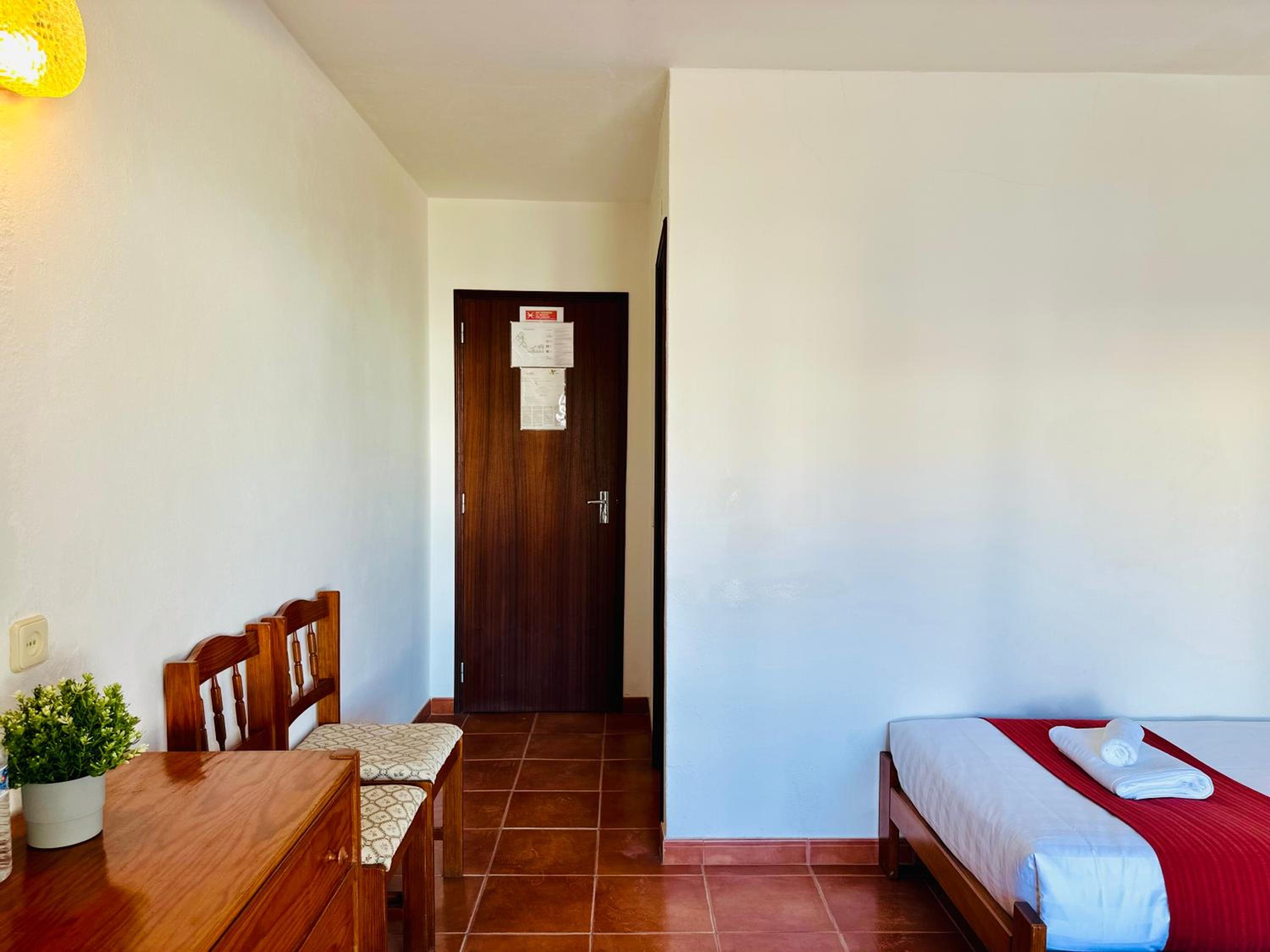 Superior Twin Room with City View - Photo 3