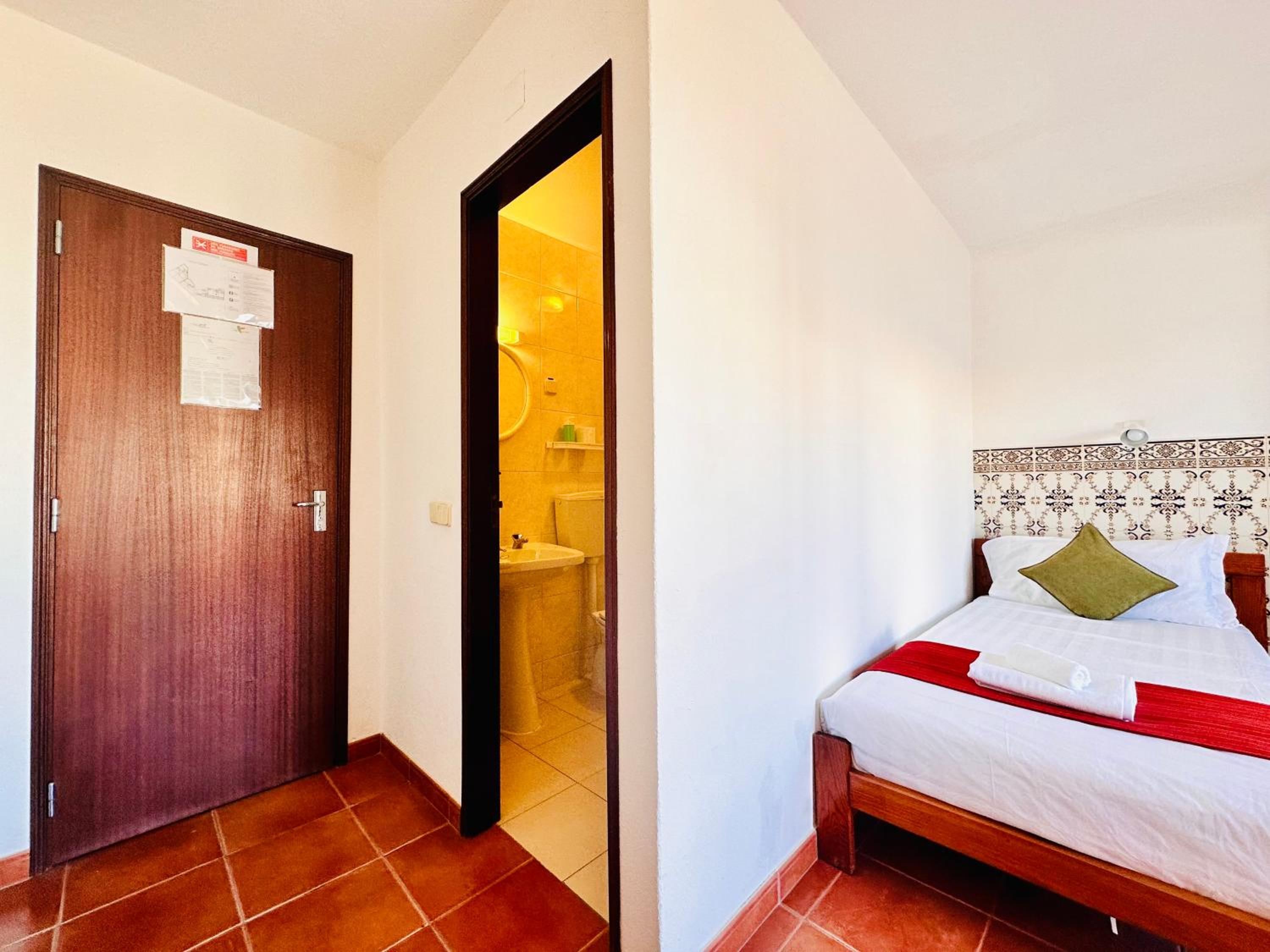 Superior Twin Room with City View - Photo 10