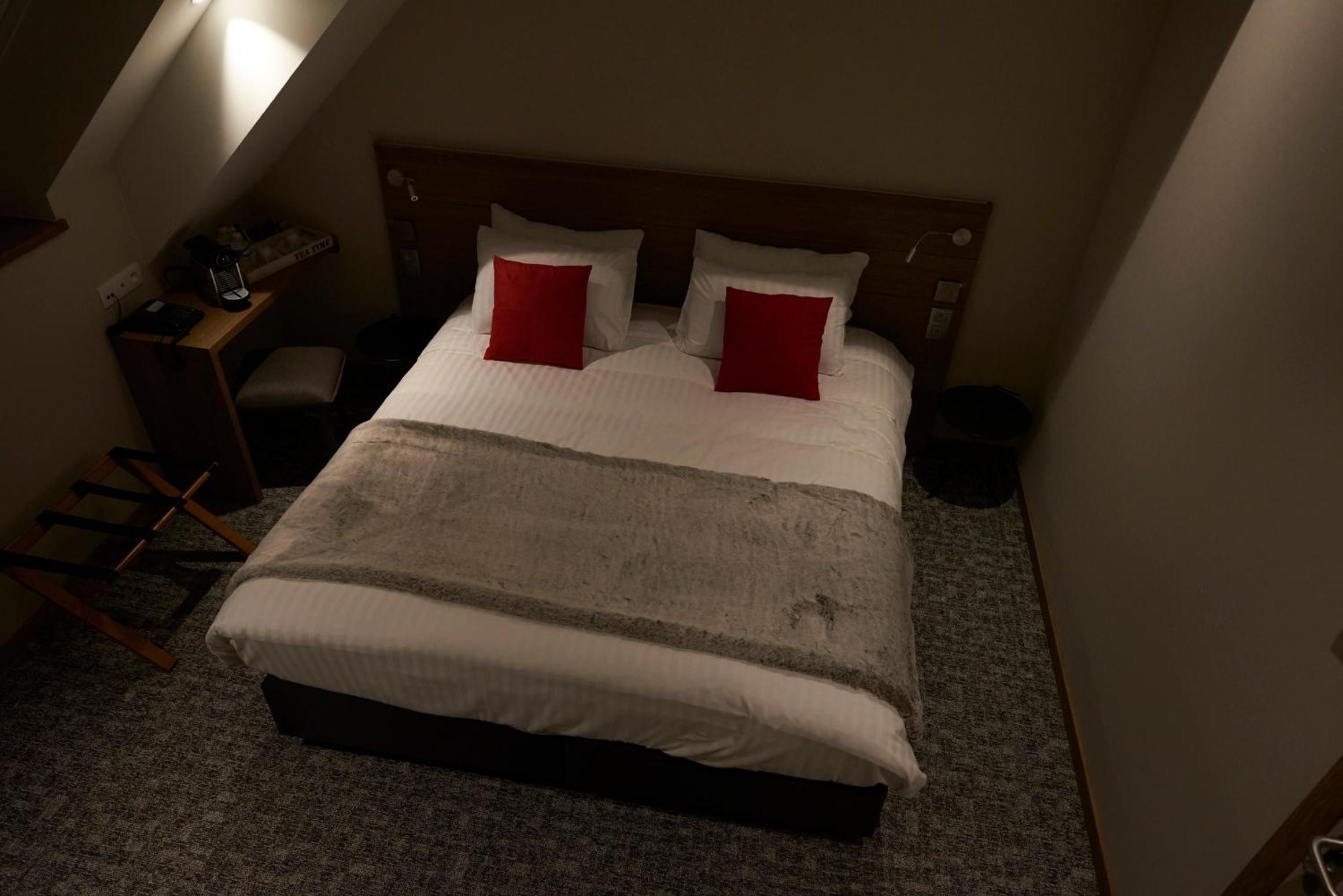 Double or Twin Room - Photo 10