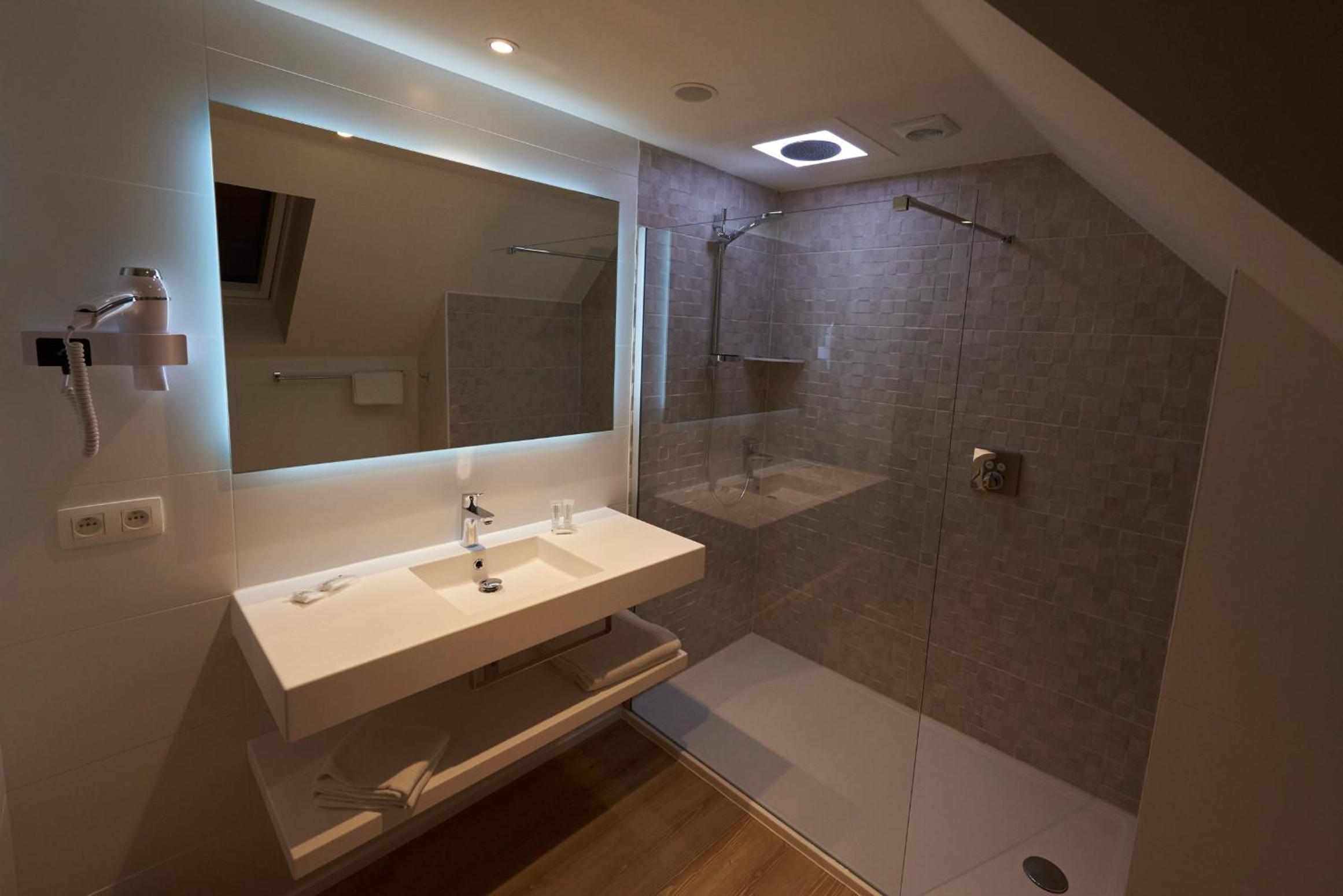 Double or Twin Room - Photo 9