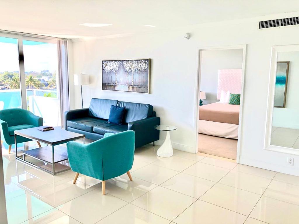 Junior Two-Bedroom Suite with Balcony - Photo 9