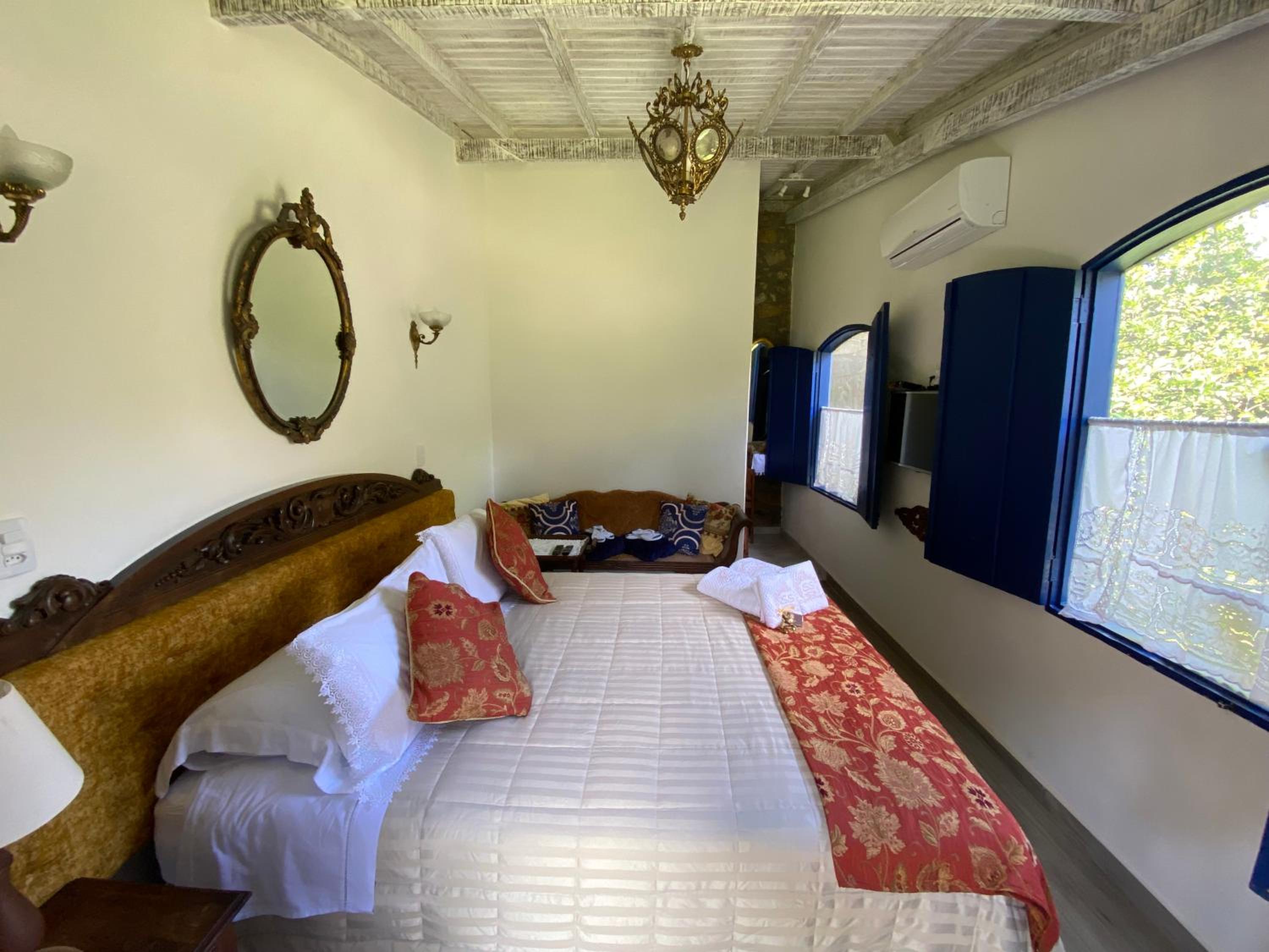 Standard King Room - Photo 12