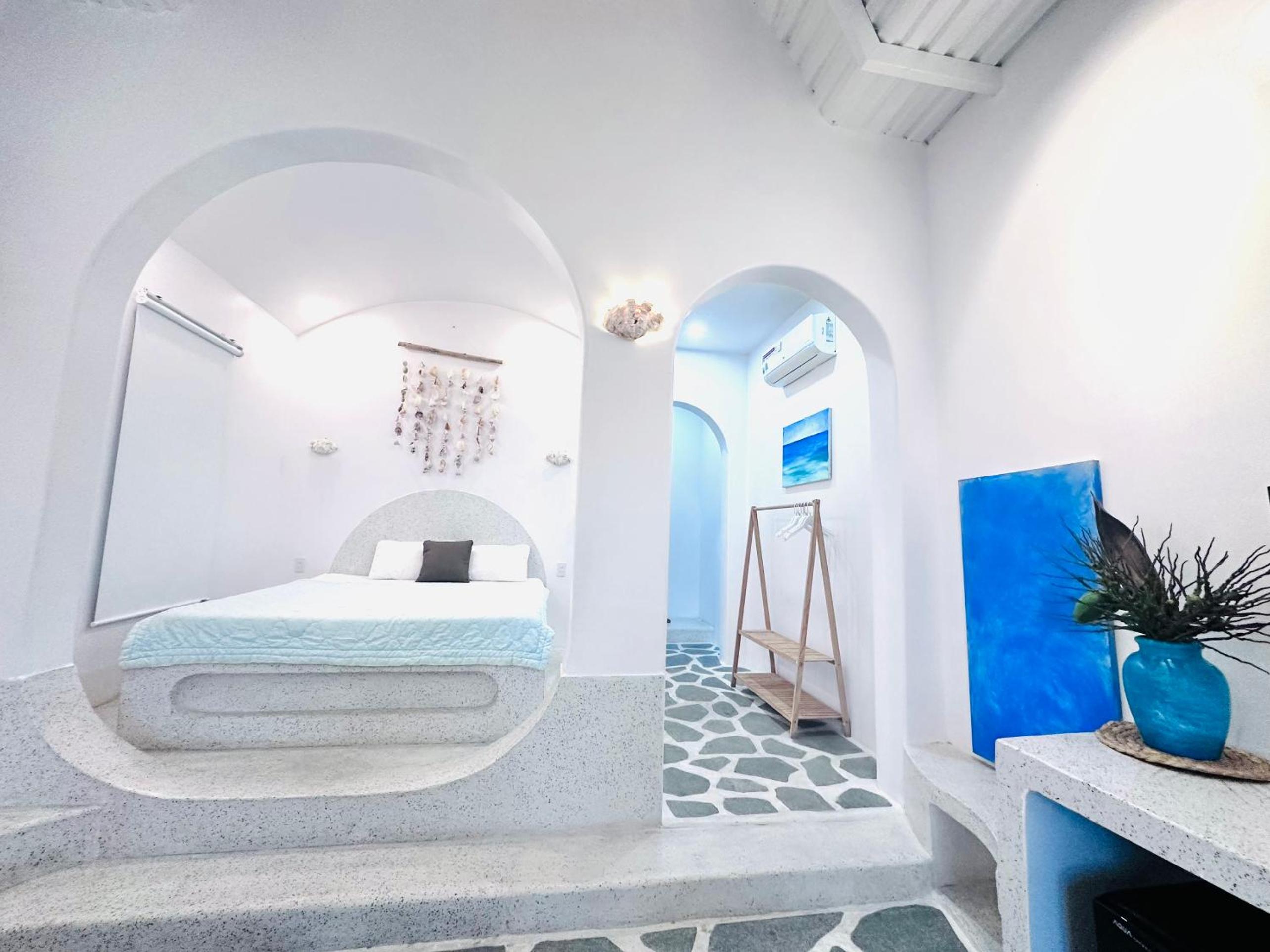 Junior Suite with Balcony - Photo 3