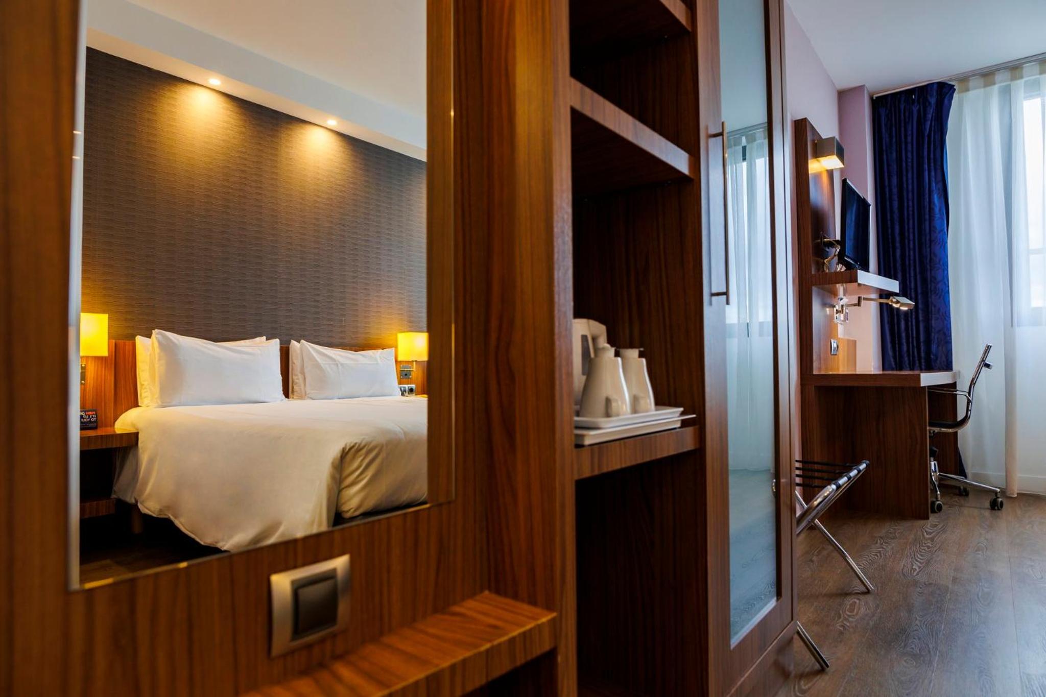 Standard Room with Free Breakfast - Photo 8