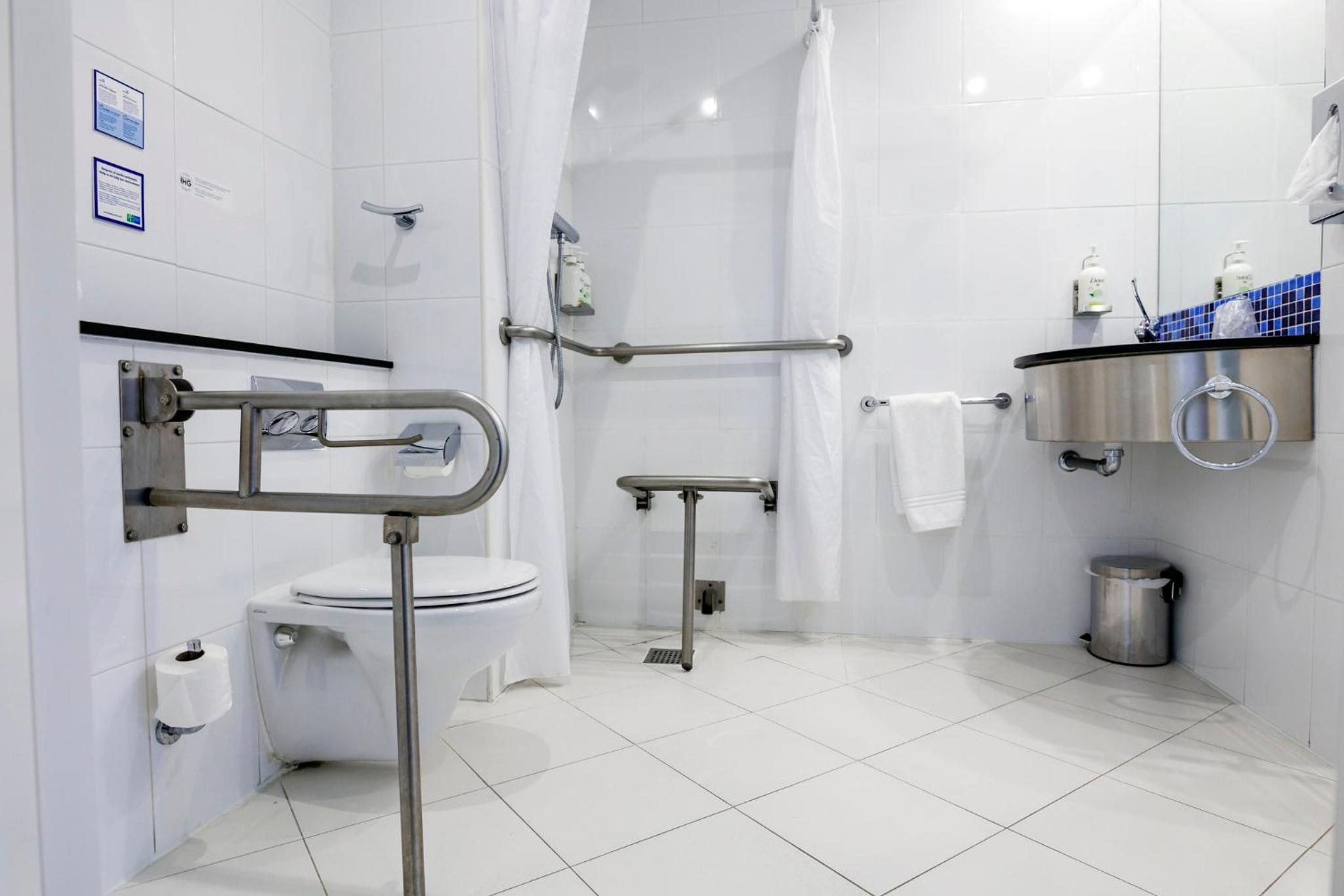 Standard Queen Room - Accessible with Free Breakfast - Photo 11