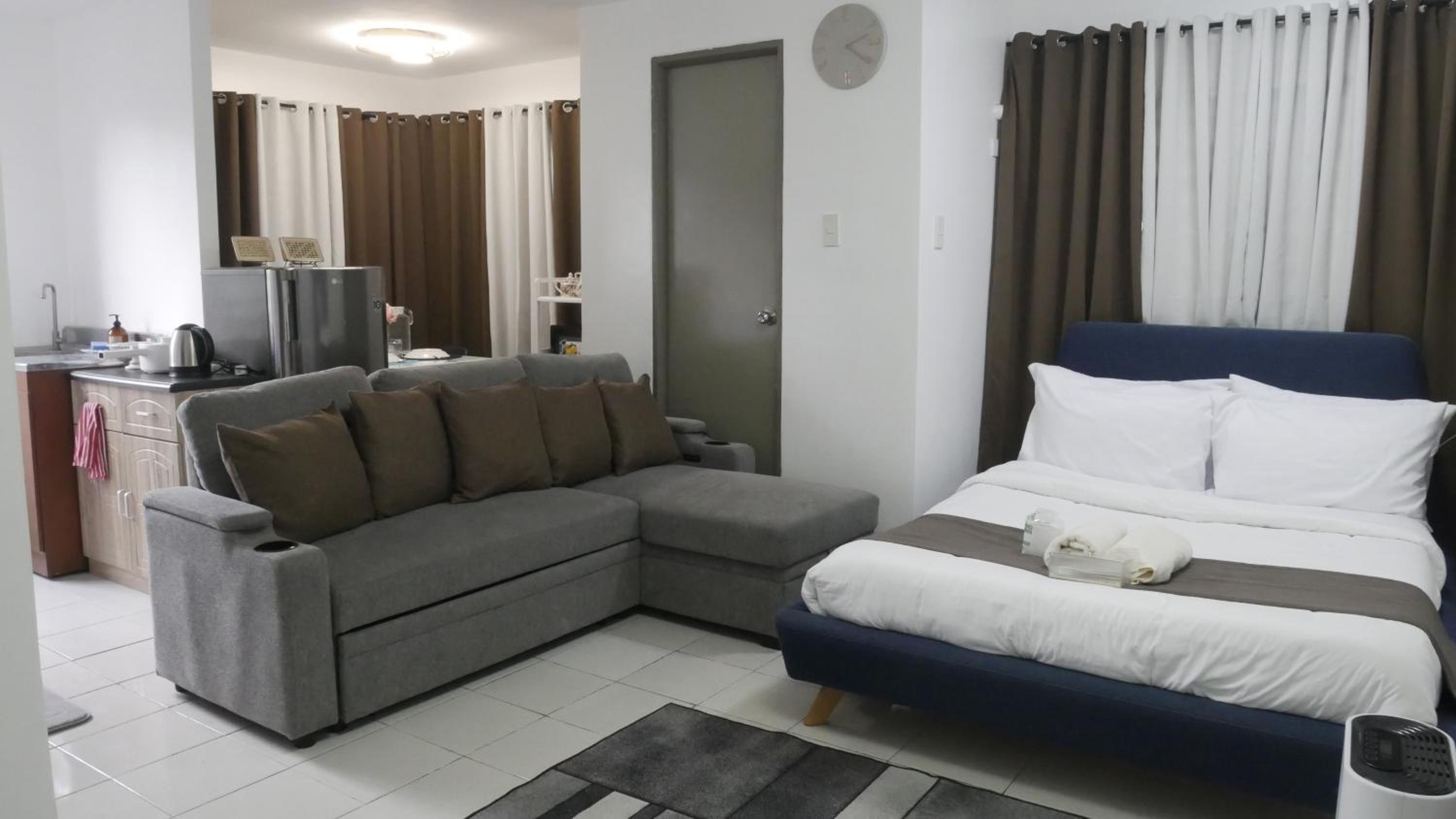 One-Bedroom Apartment photo 1