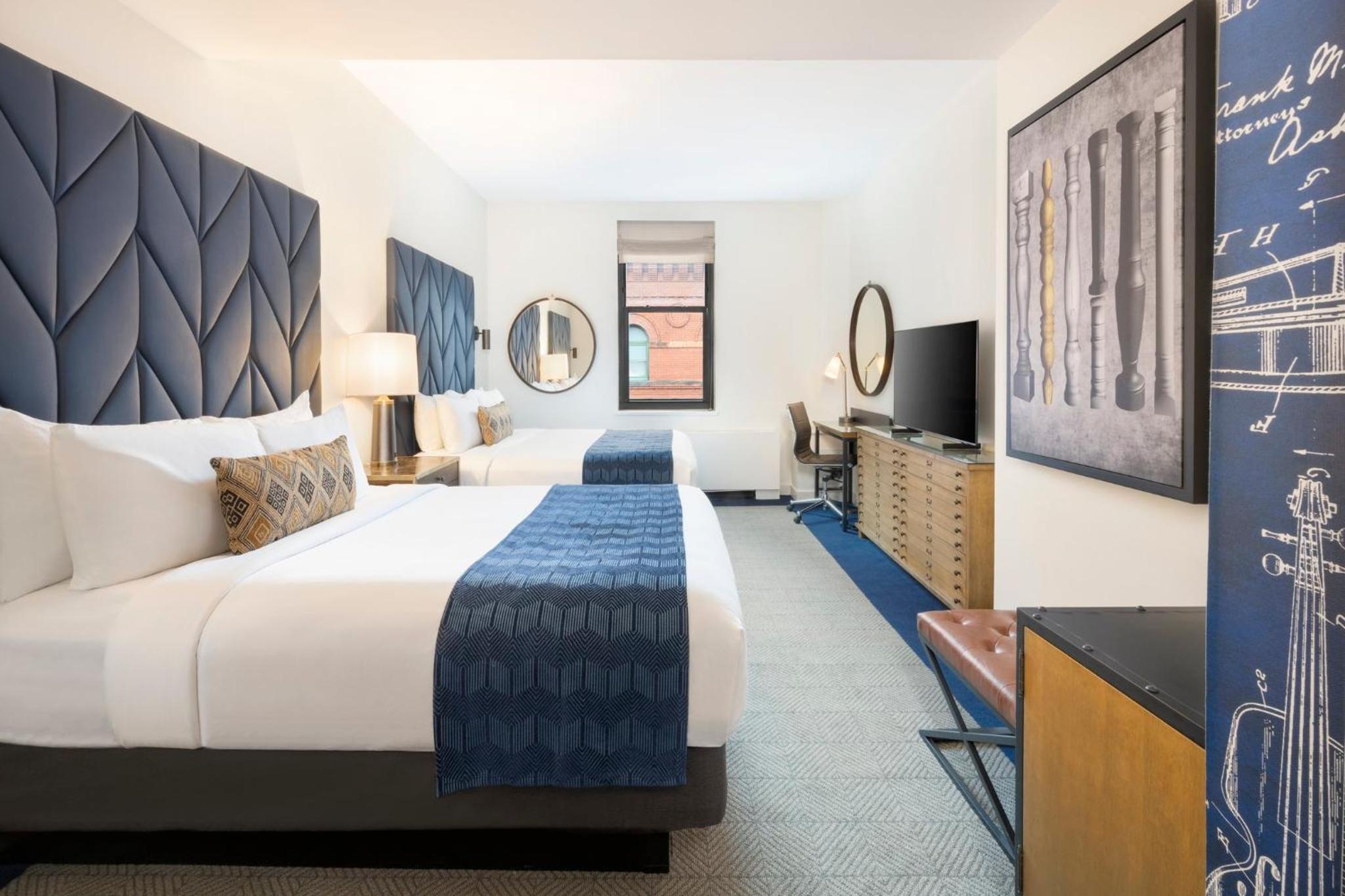 Standard Room with Two Queen Beds - Photo 8