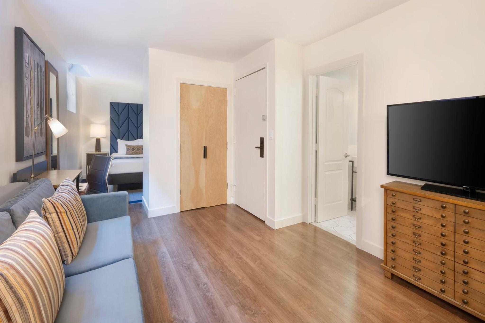 Queen Suite - Photo 6