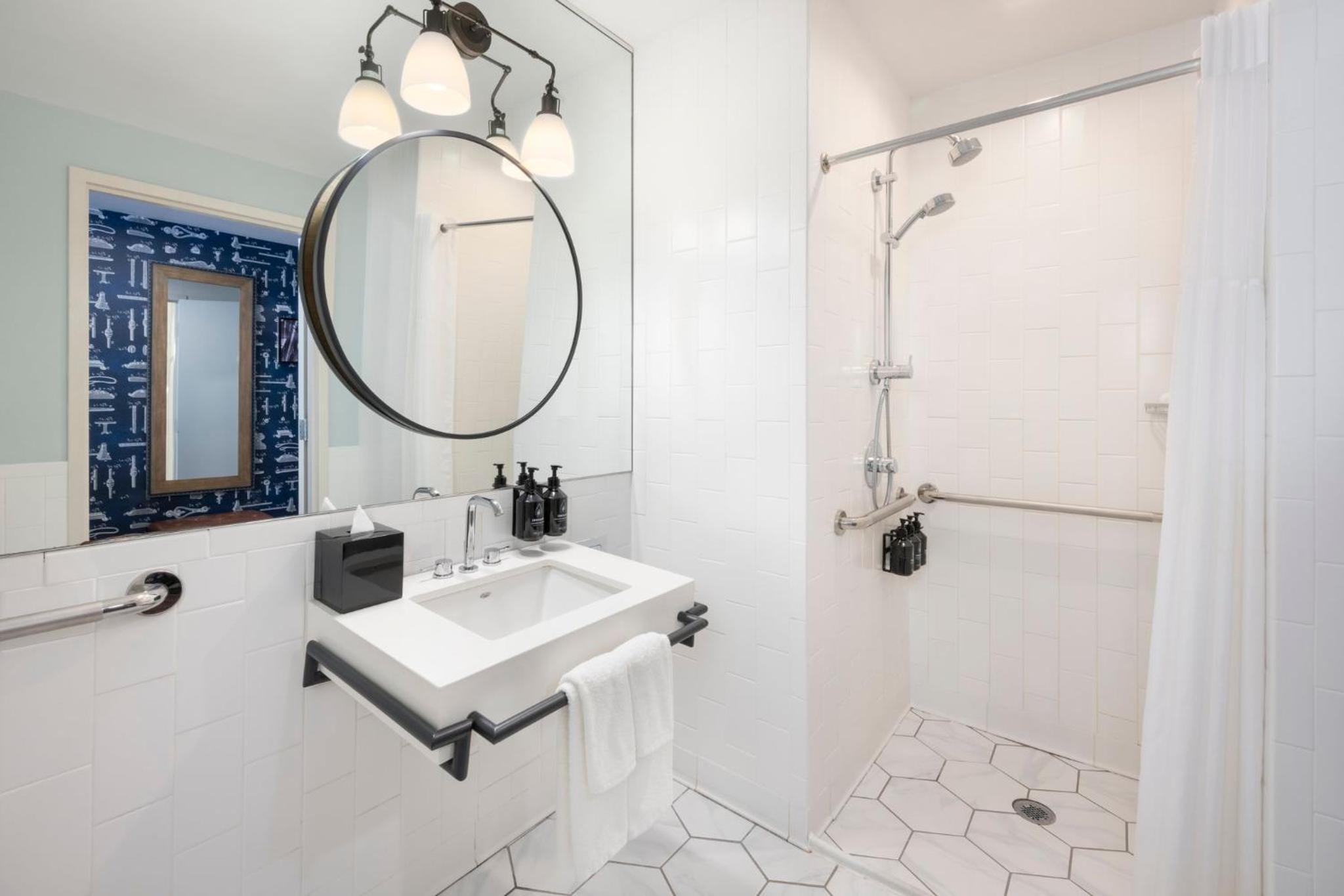 King Room - Hearing Accessible - Roll-in Shower - Photo 3