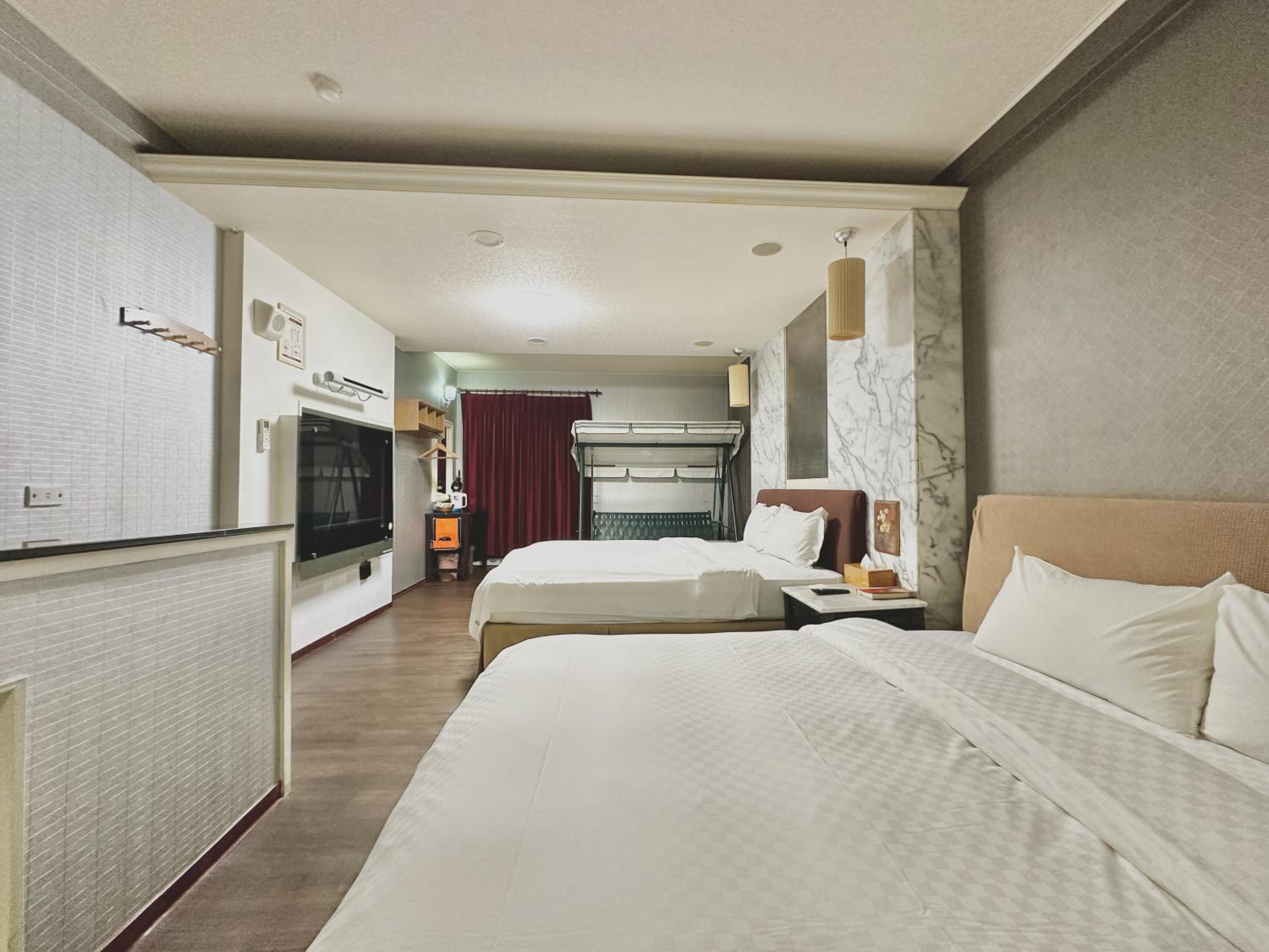 Quadruple Room with Private Bathroom photo 2