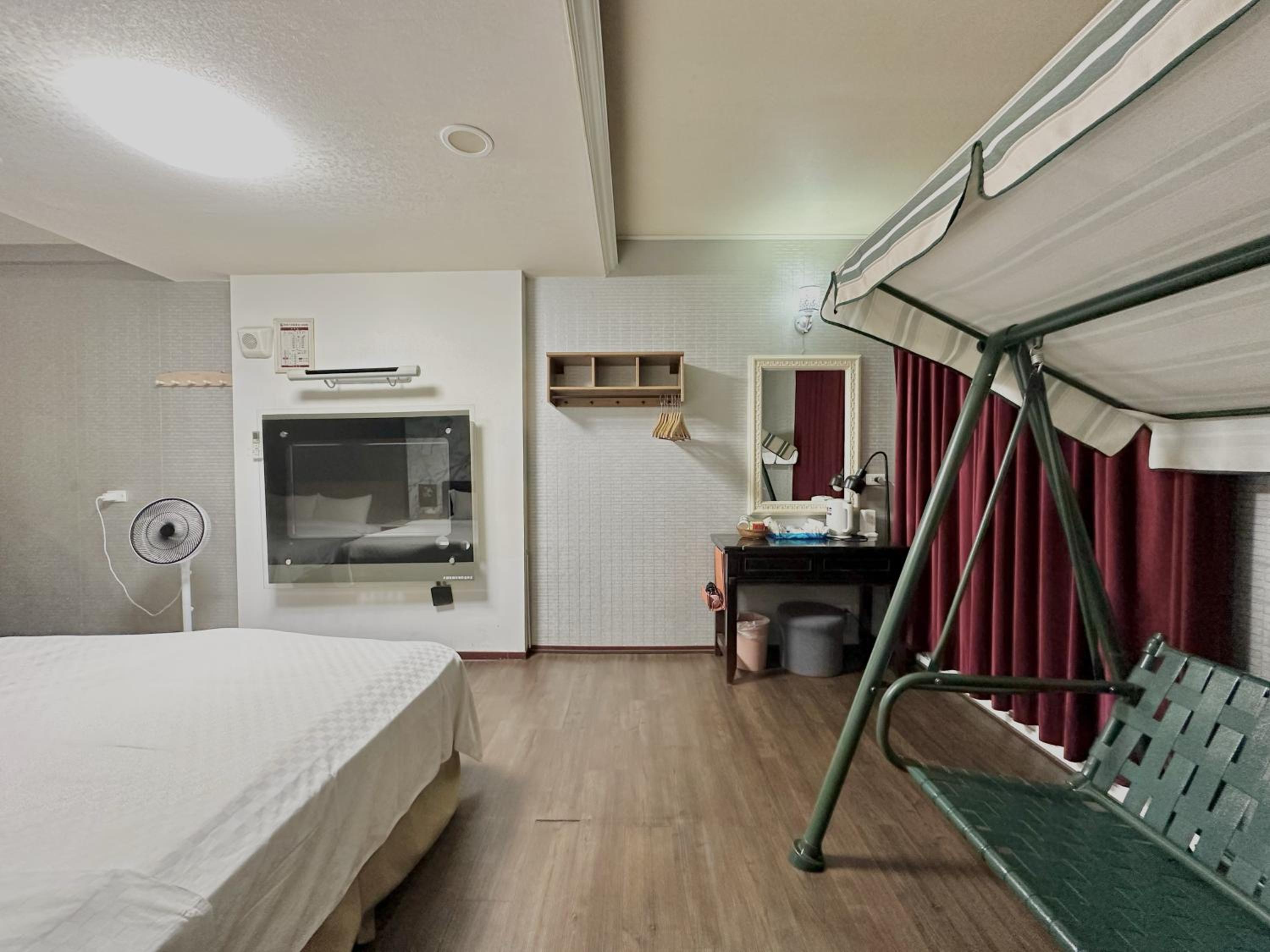 Quadruple Room with Private Bathroom photo 3