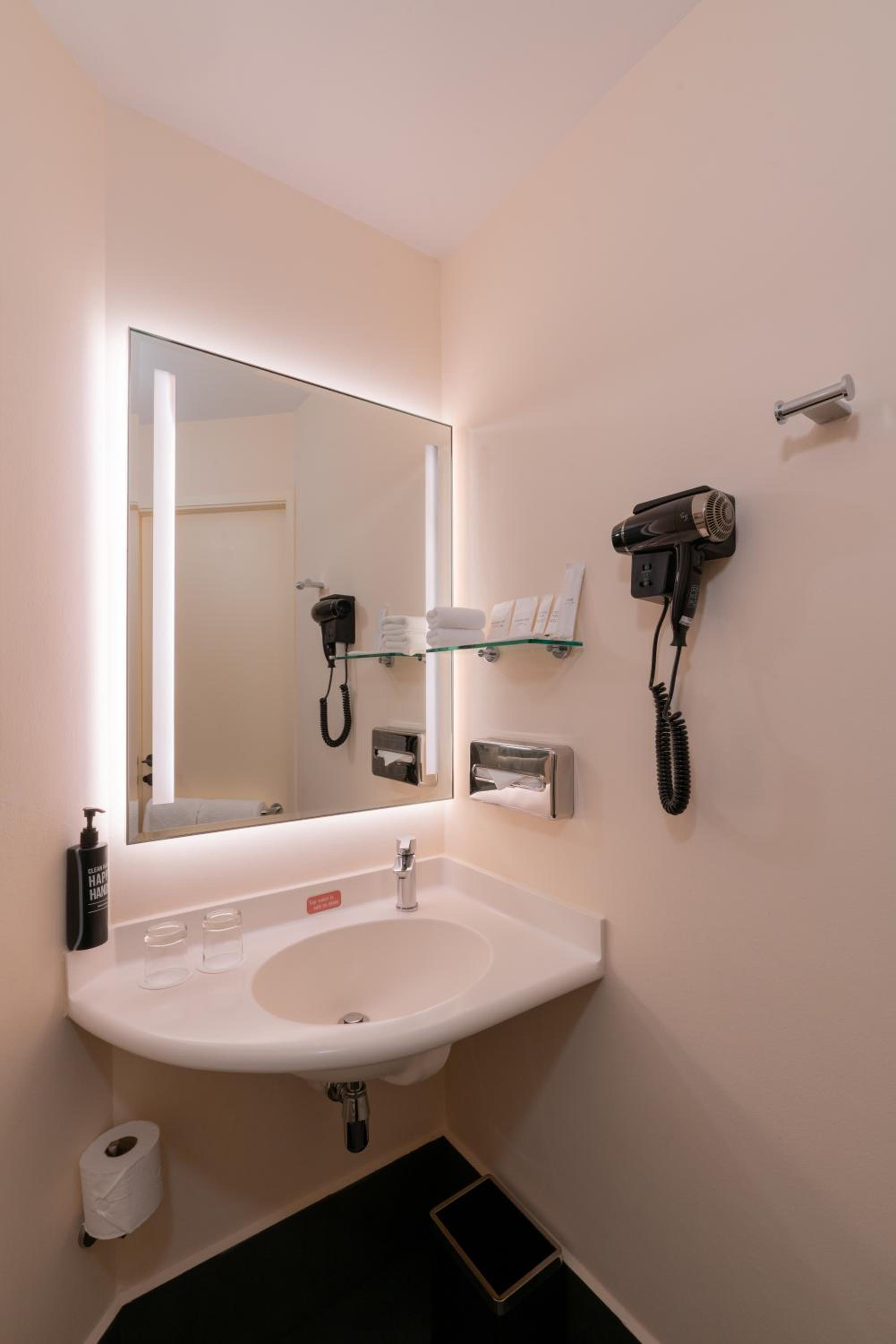 Deluxe Queen Room, 1 Queen Bed, High Floor, Free Mini-bar photo 3
