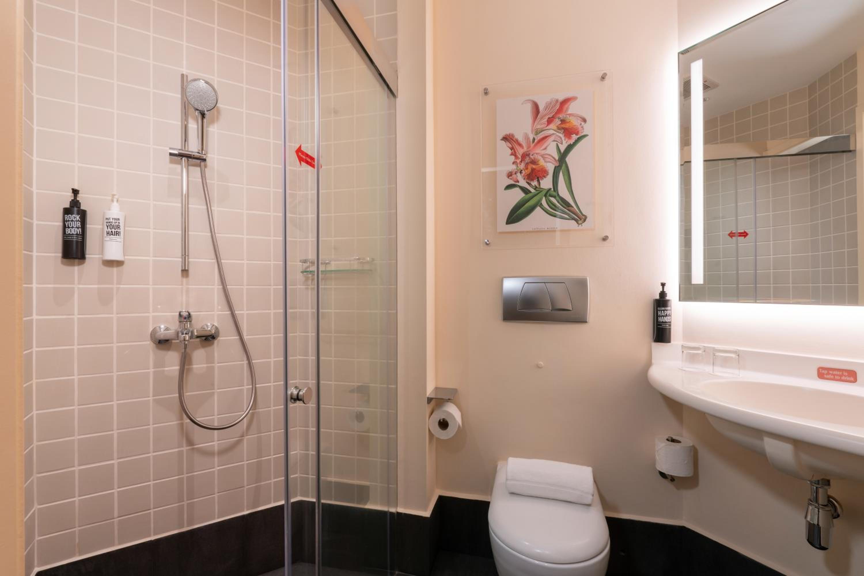 Deluxe Queen Room, 1 Queen Bed, High Floor, Free Mini-bar photo 2