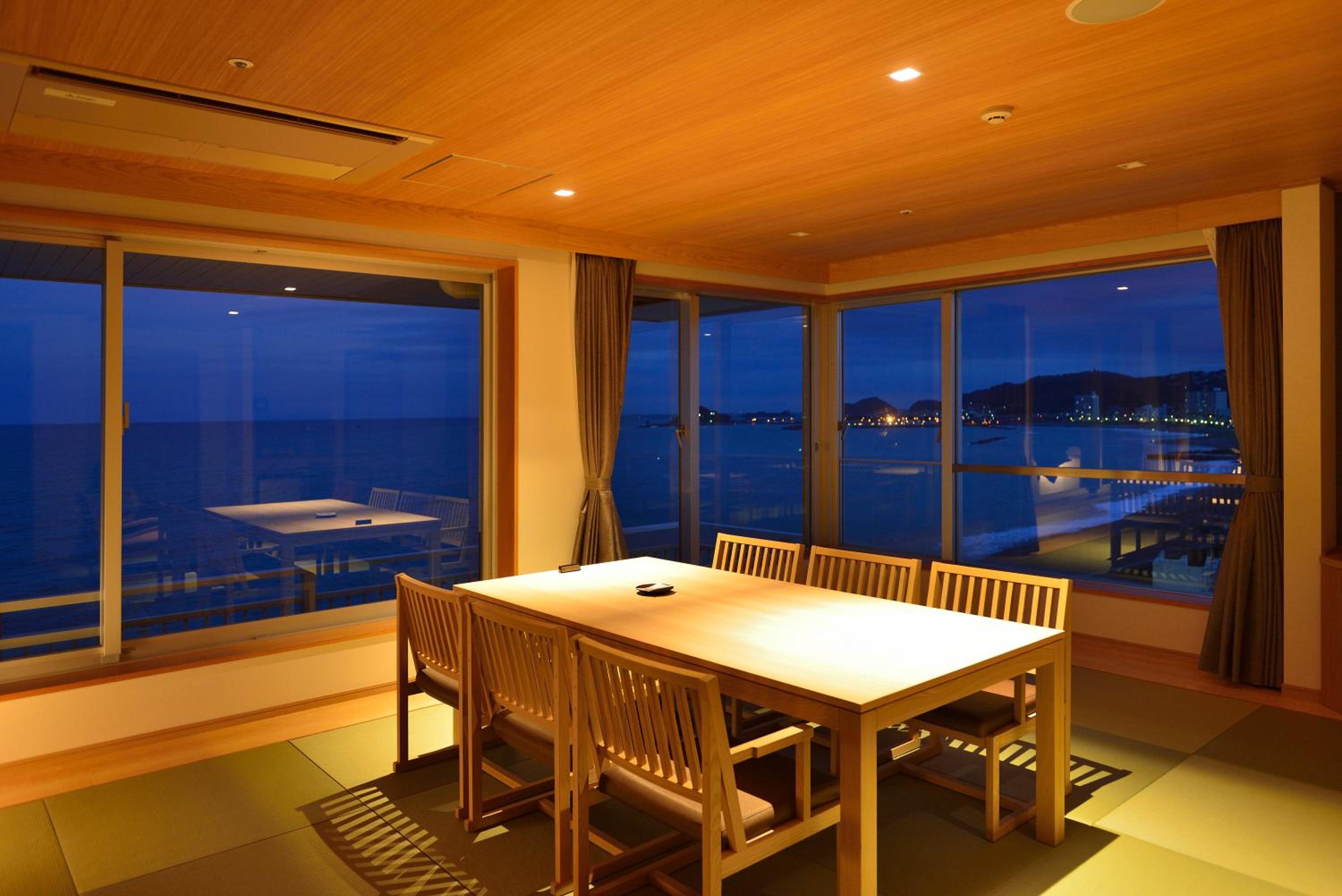 Corner Suite with Private Bathroom - Photo 2