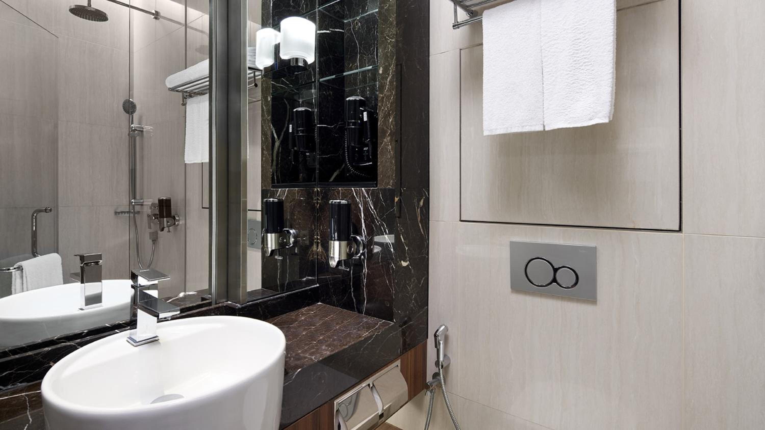 Standard Queen Room with Free Breakfast - Top Floor
