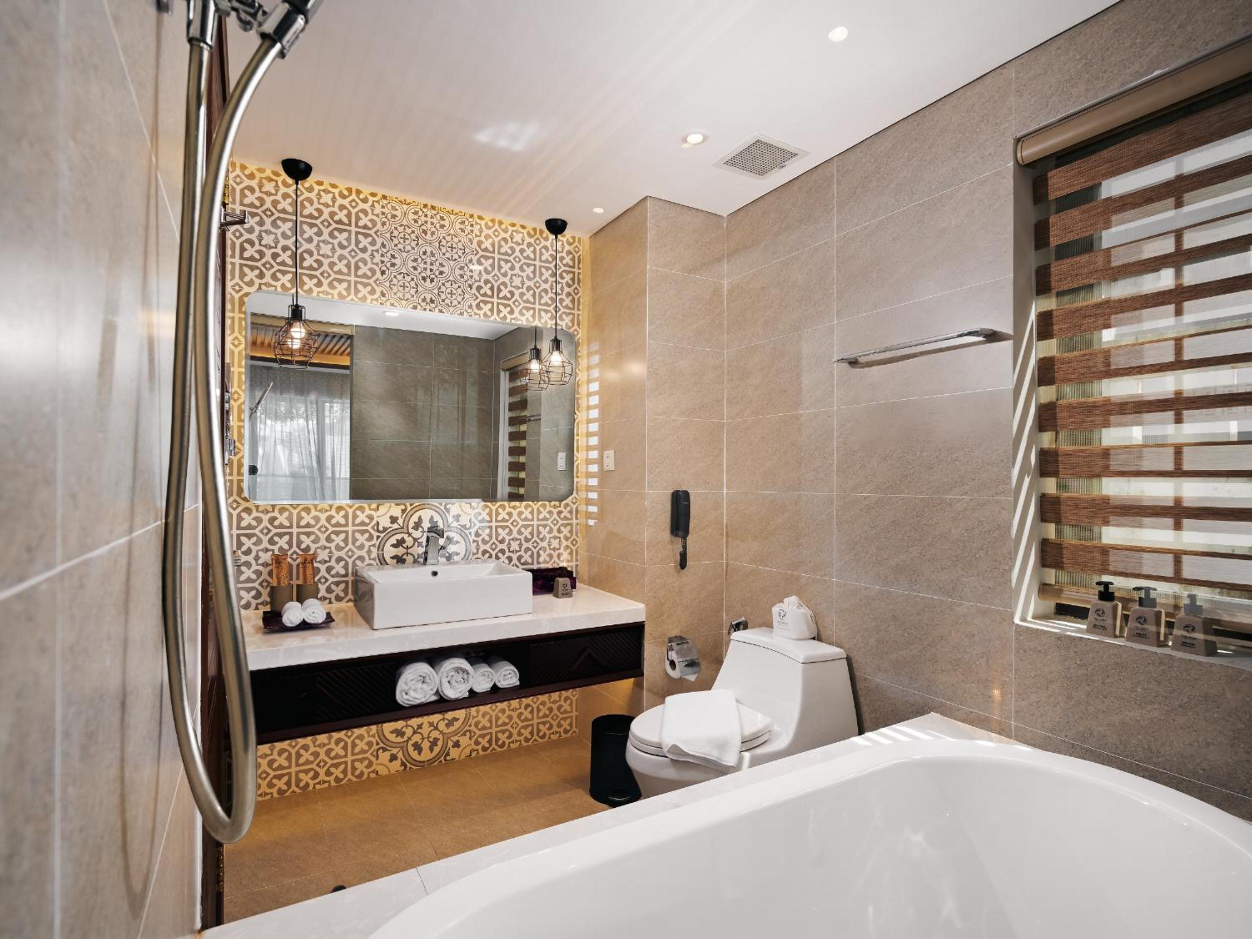 Family Suite with Loft - Complimentary Daily Mini-bar - Photo 4