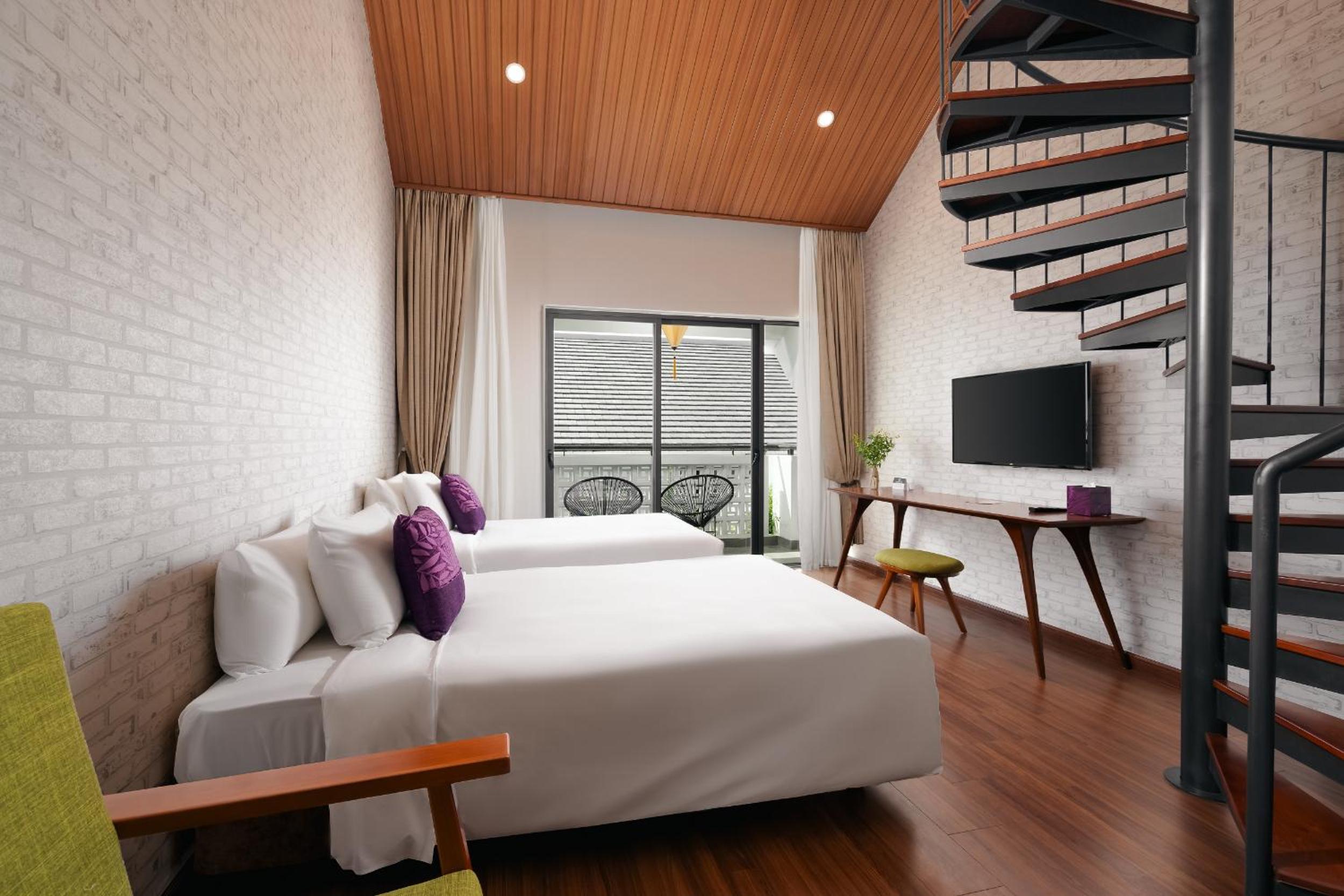 Family Suite with Loft - Complimentary Daily Mini-bar - Photo 3