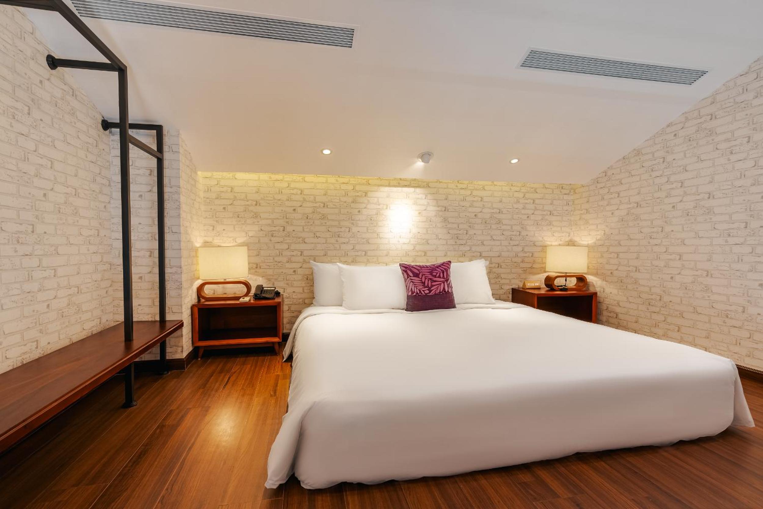 Family Suite with Loft - Complimentary Daily Mini-bar - Photo 2