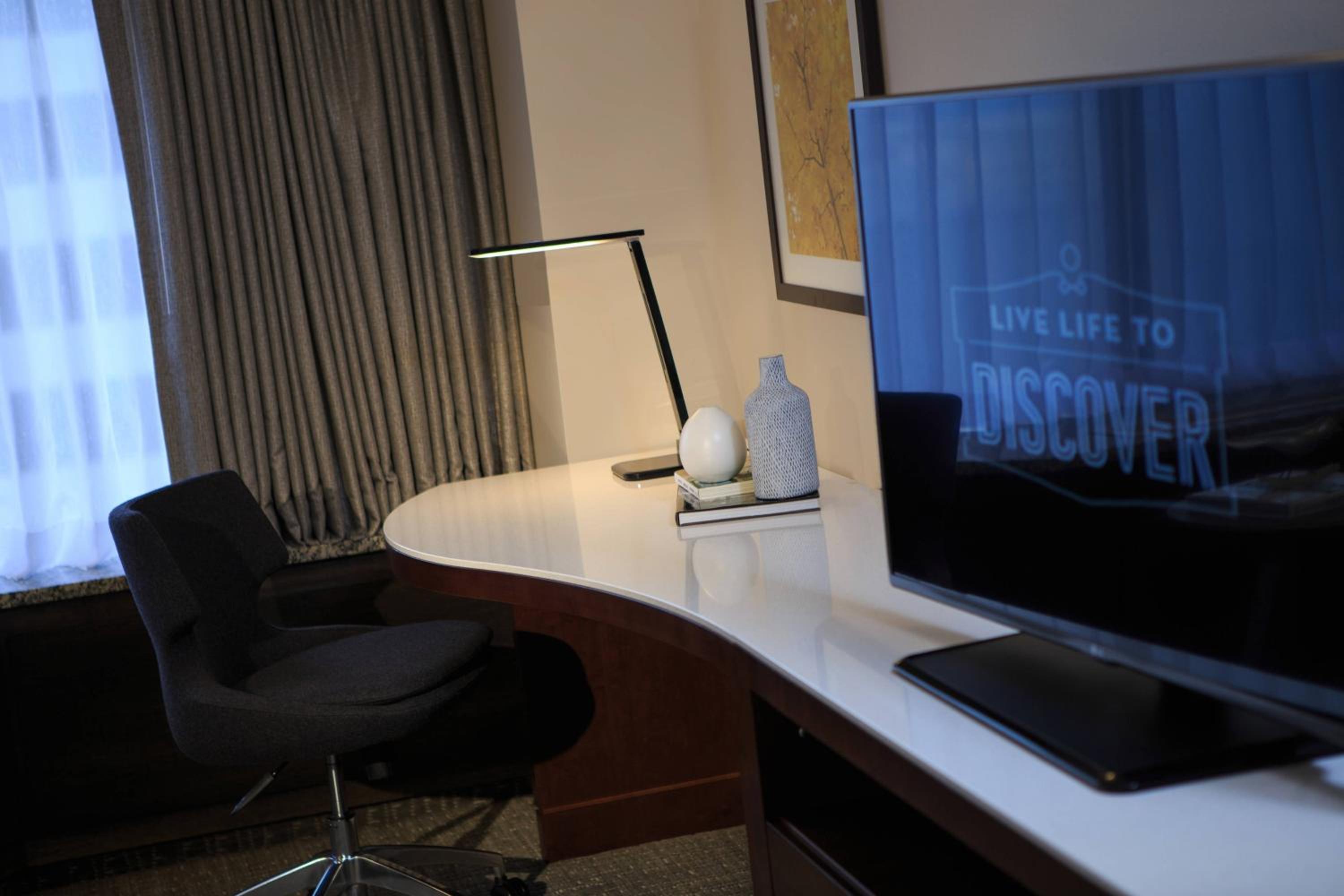 Club King Room with City View - Photo 4