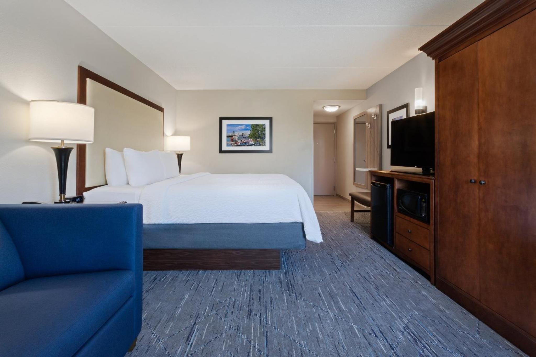 Standard King Room with Sofa Bed - Photo 5