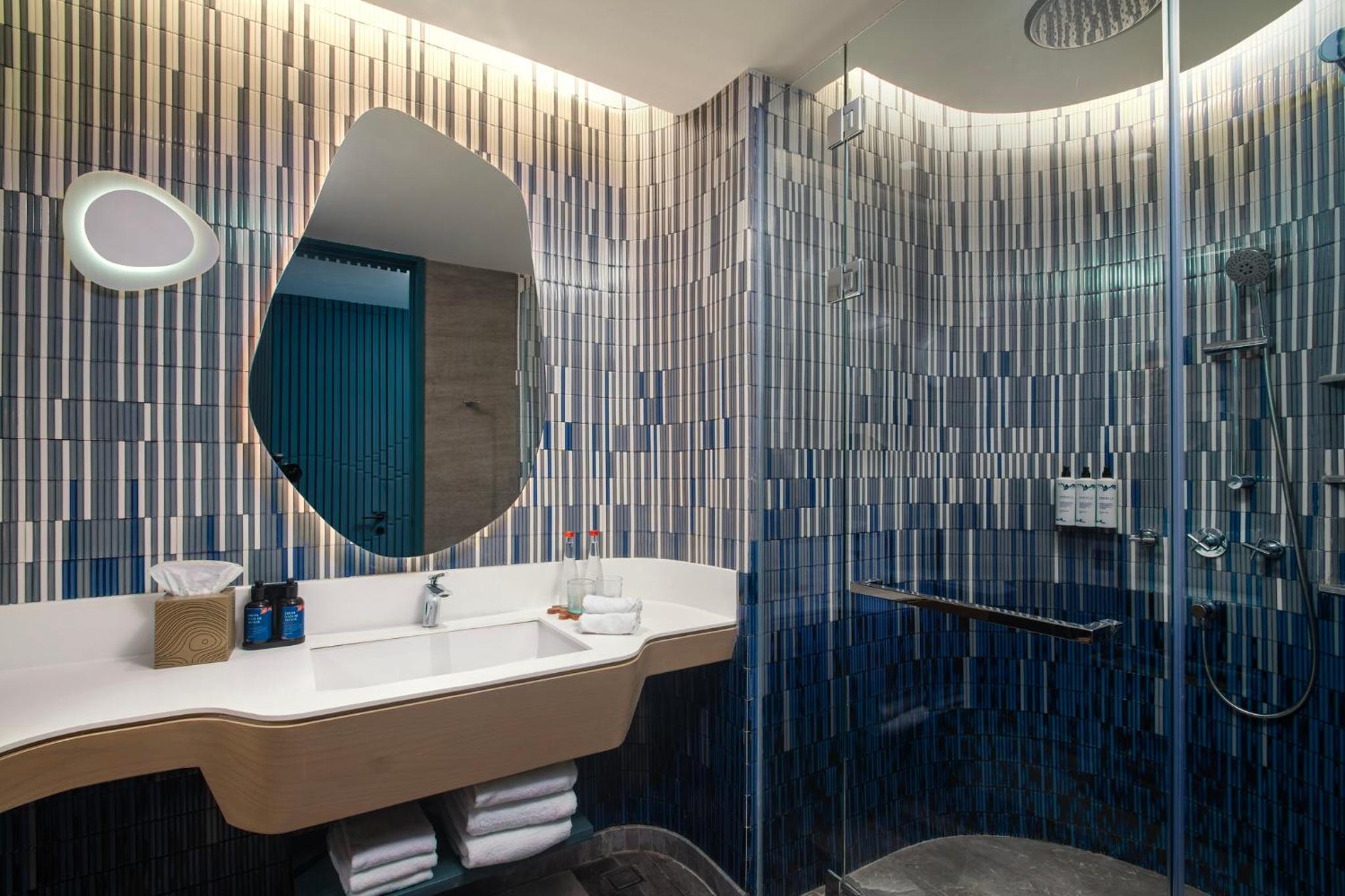 Premium King Room with City View - Photo 2