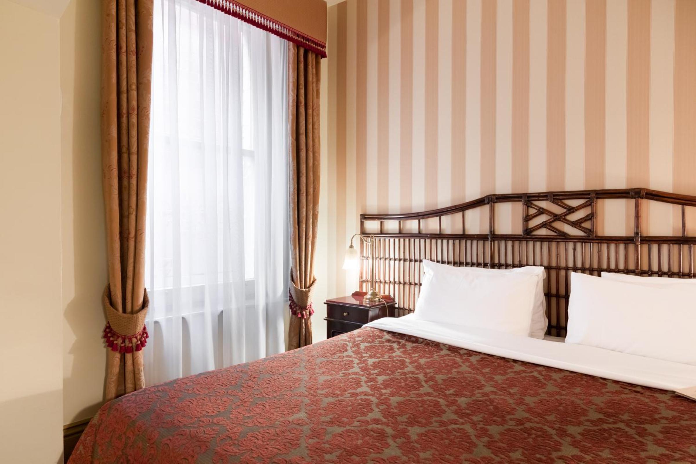 Hotel Room with Free High Speed WiFi - Photo 3