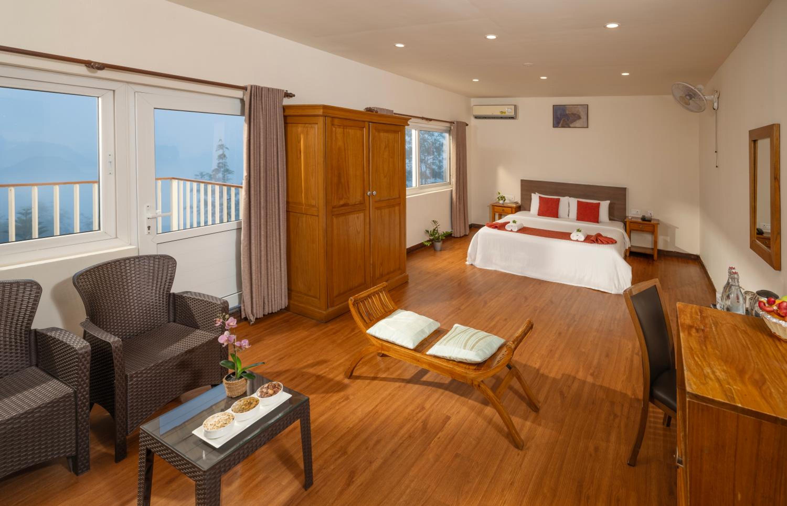 Deluxe Double Room with Balcony - Photo 7