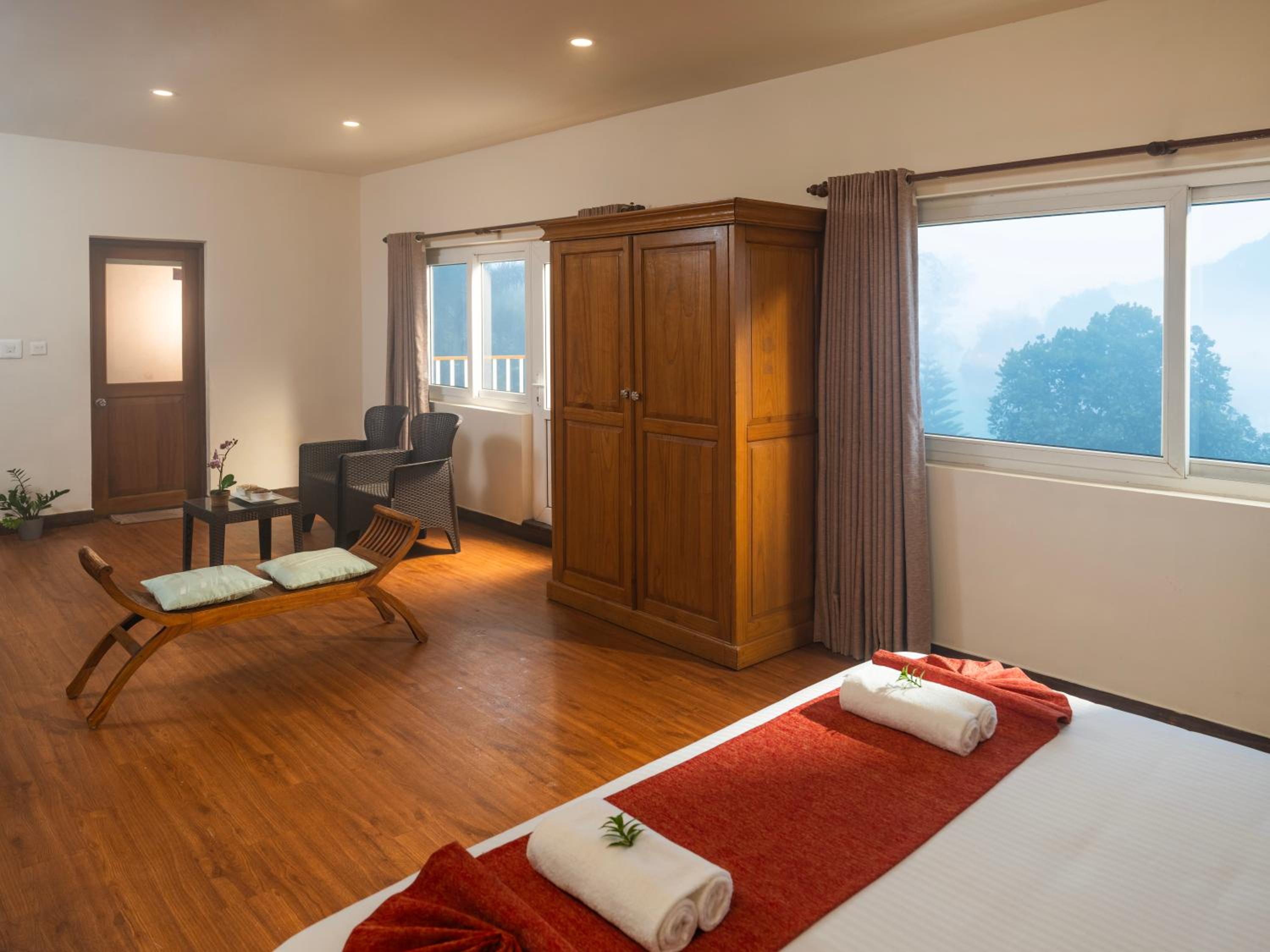 Deluxe Double Room with Balcony - Photo 5