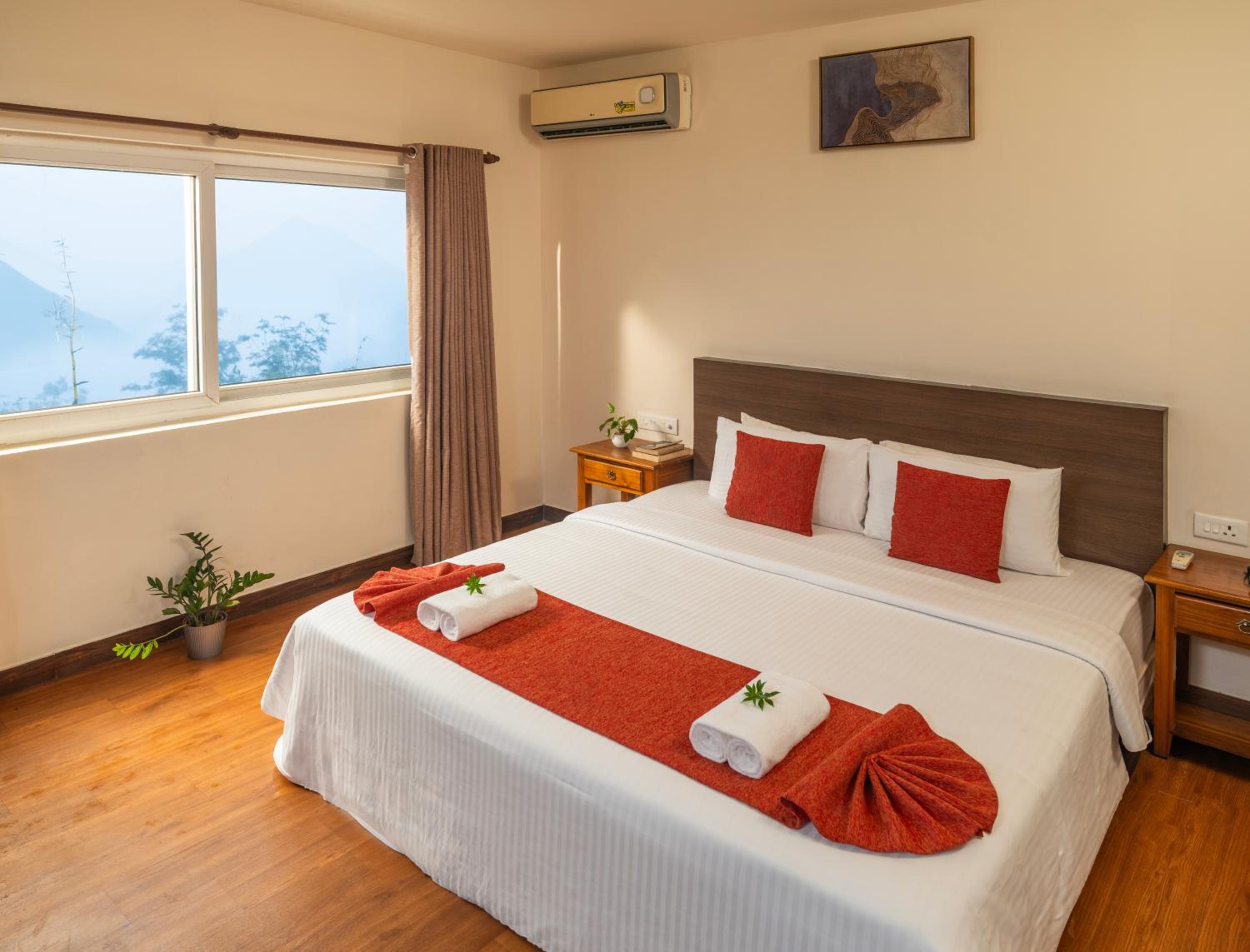 Deluxe Double Room with Balcony - Photo 6