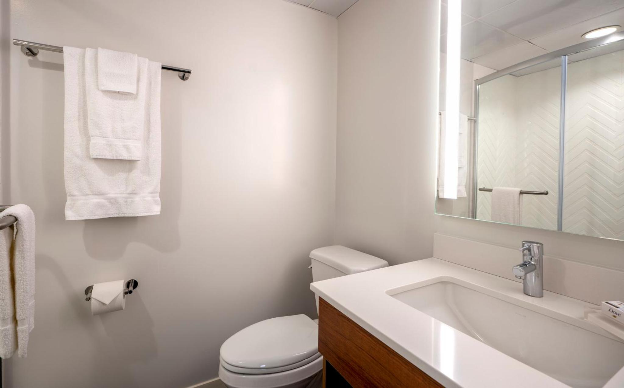 Standard King Room with City View - Photo 5