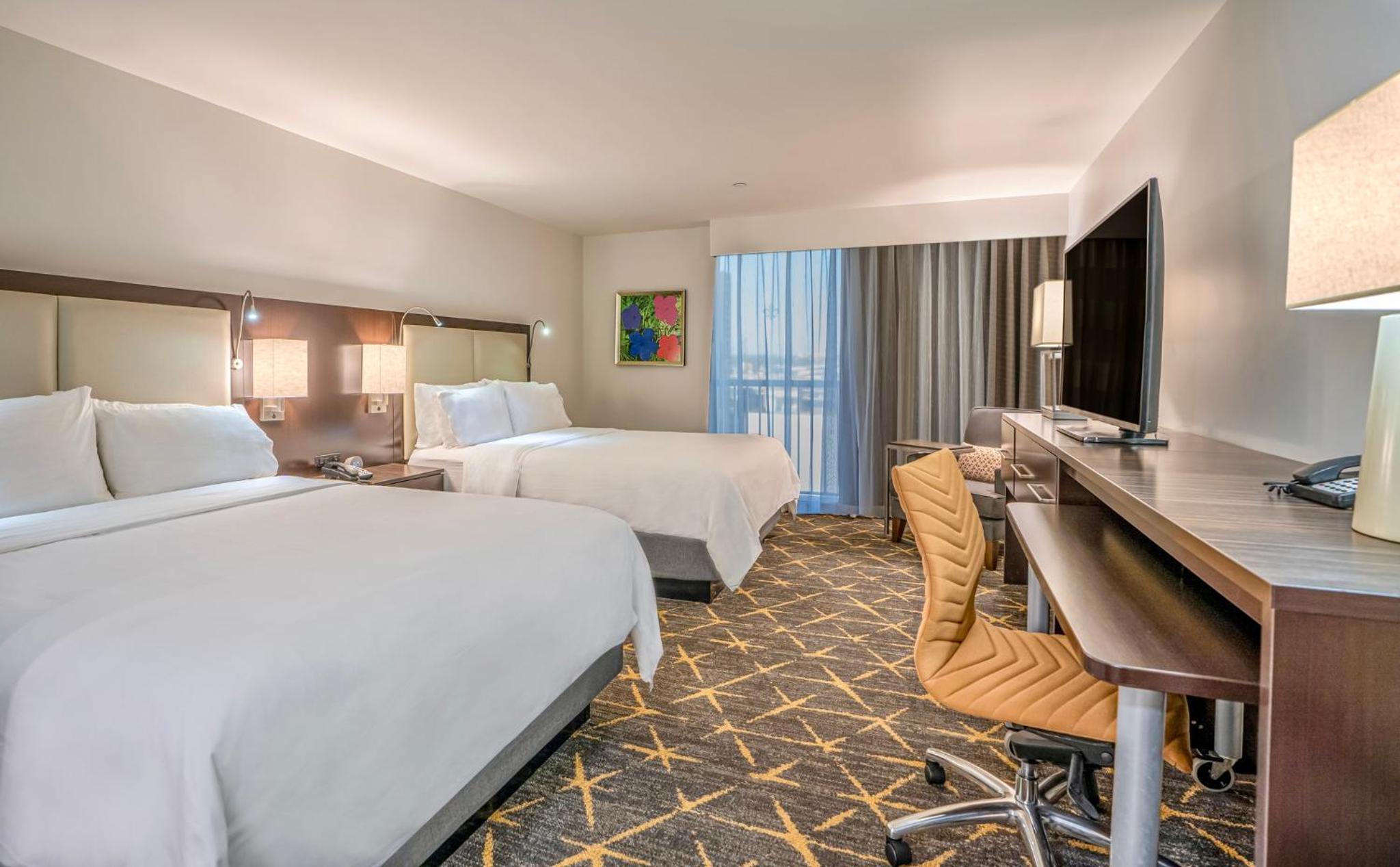 Premium Queen Room with Two Queen Beds and City View - Photo 4