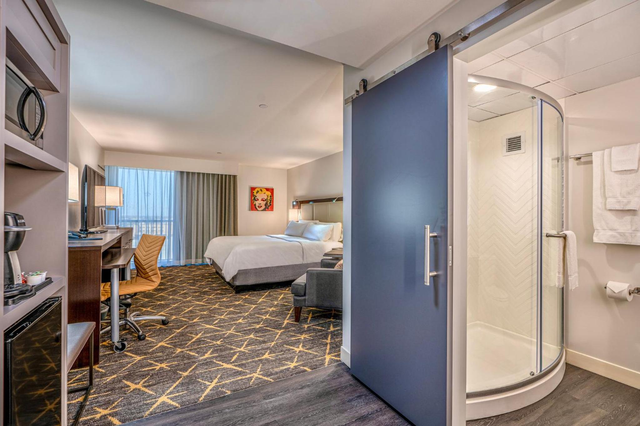 Standard King Room with City View - Photo 3