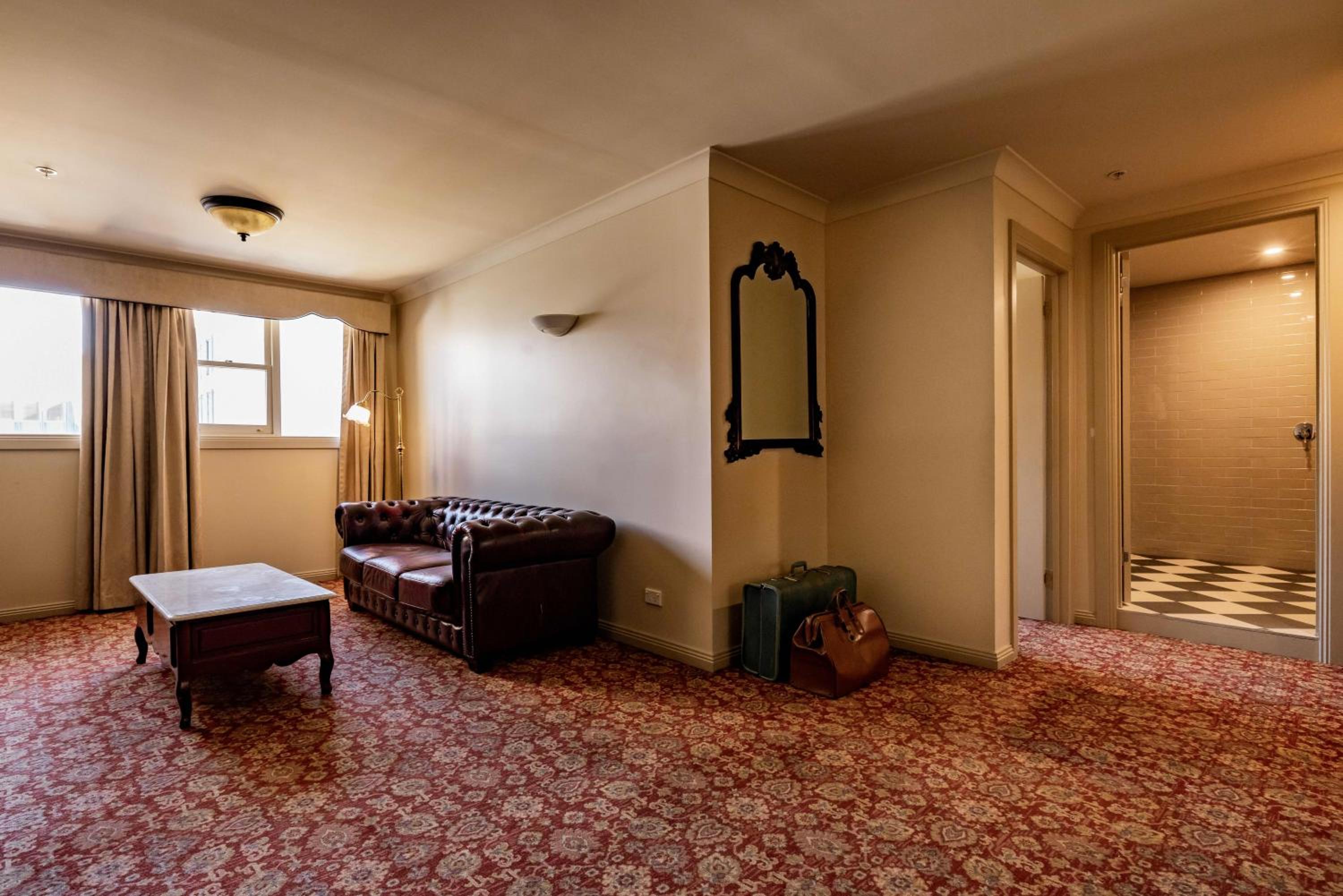Executive Suite with Free High Speed WiFi - Photo 3