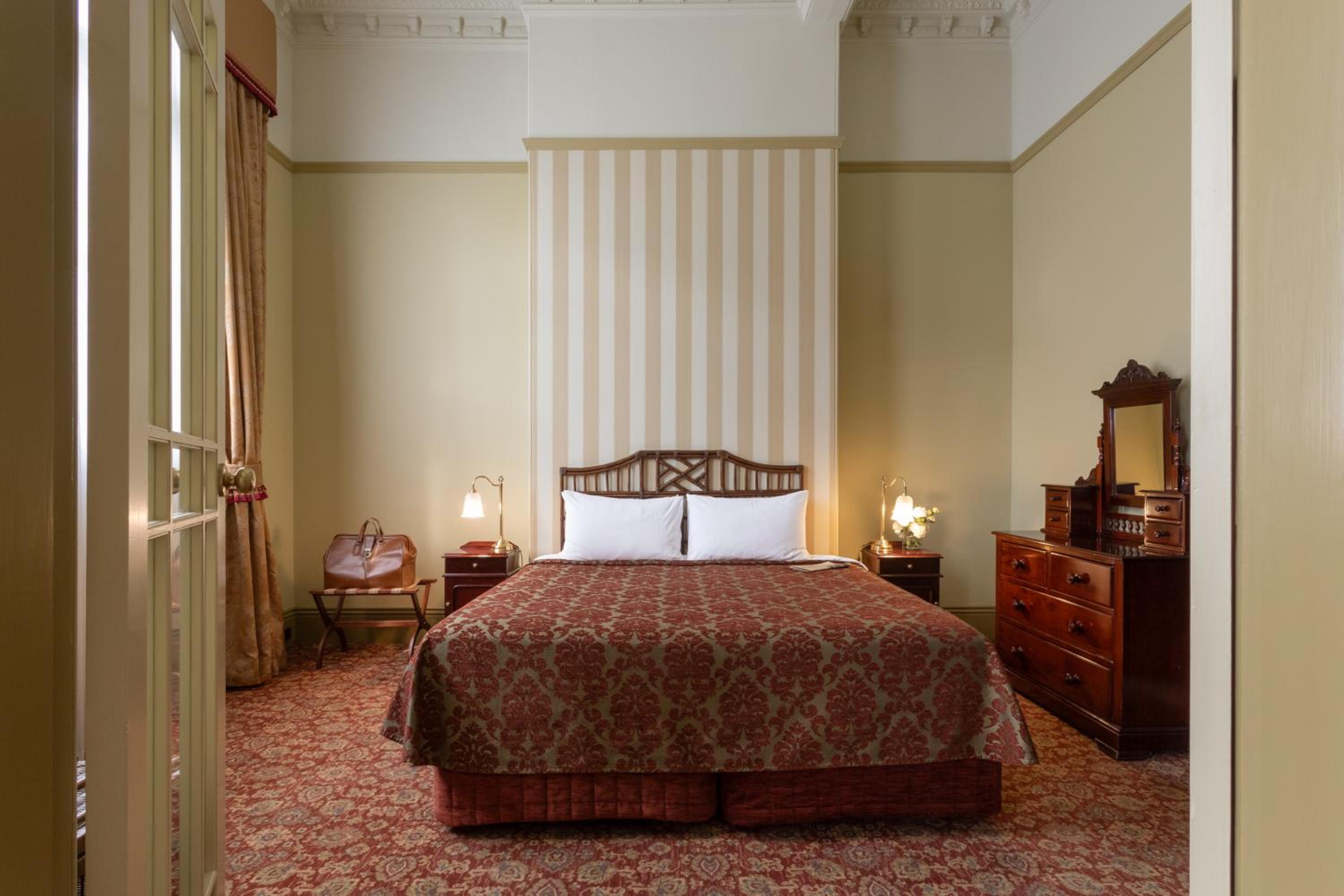 Victorian Suite with Free High Speed WiFi - Photo 4
