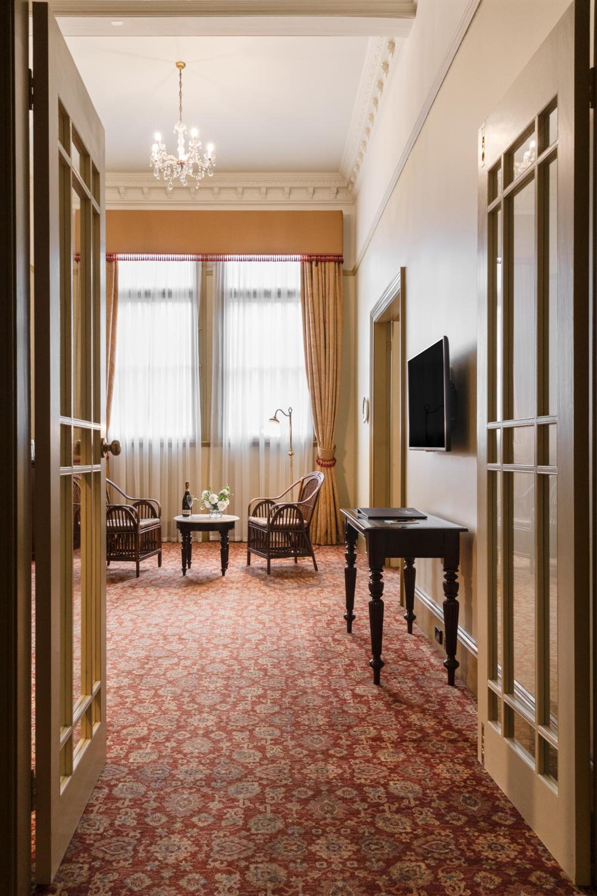 Victorian Suite with Free High Speed WiFi - Photo 7
