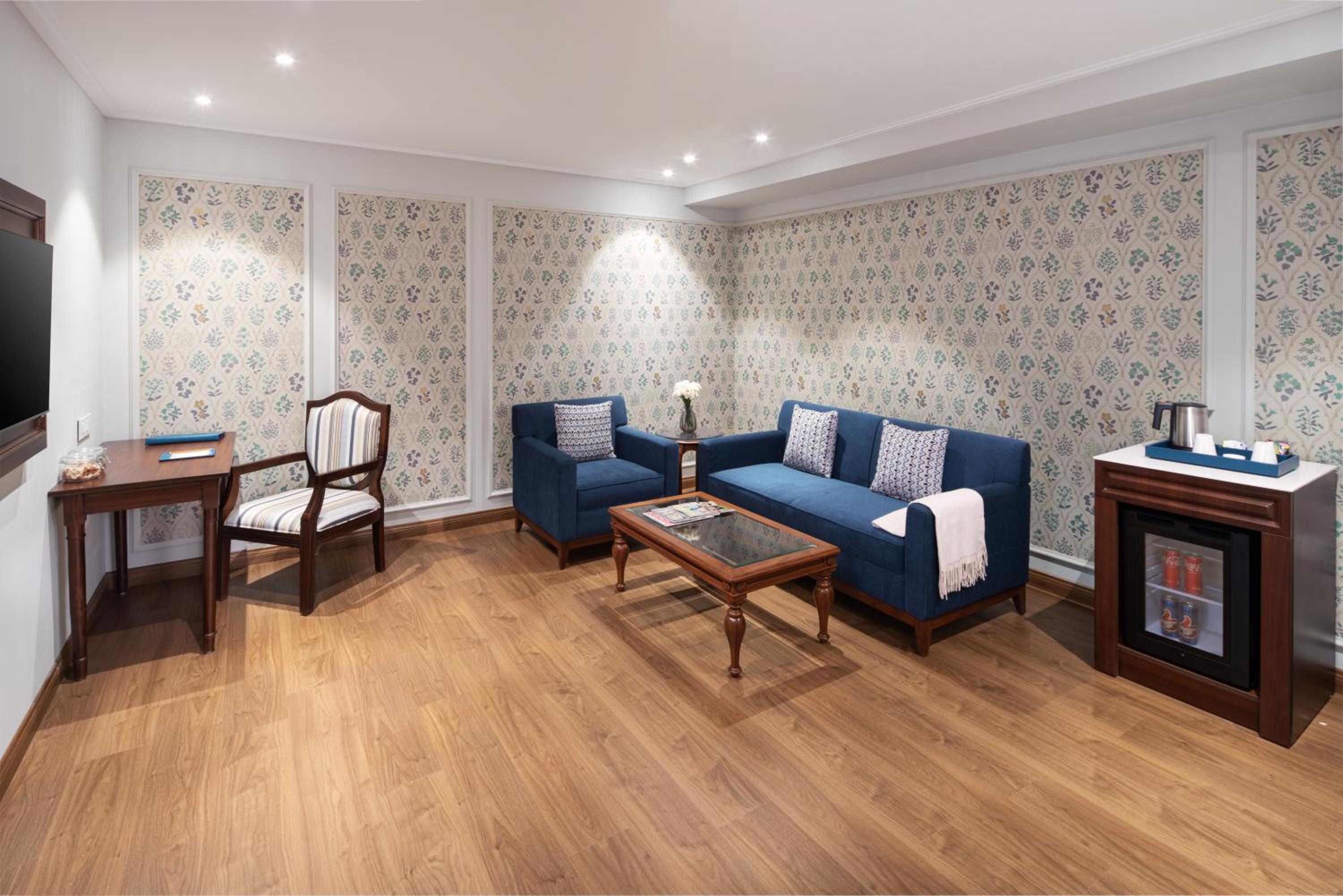 Suite - Photo 1