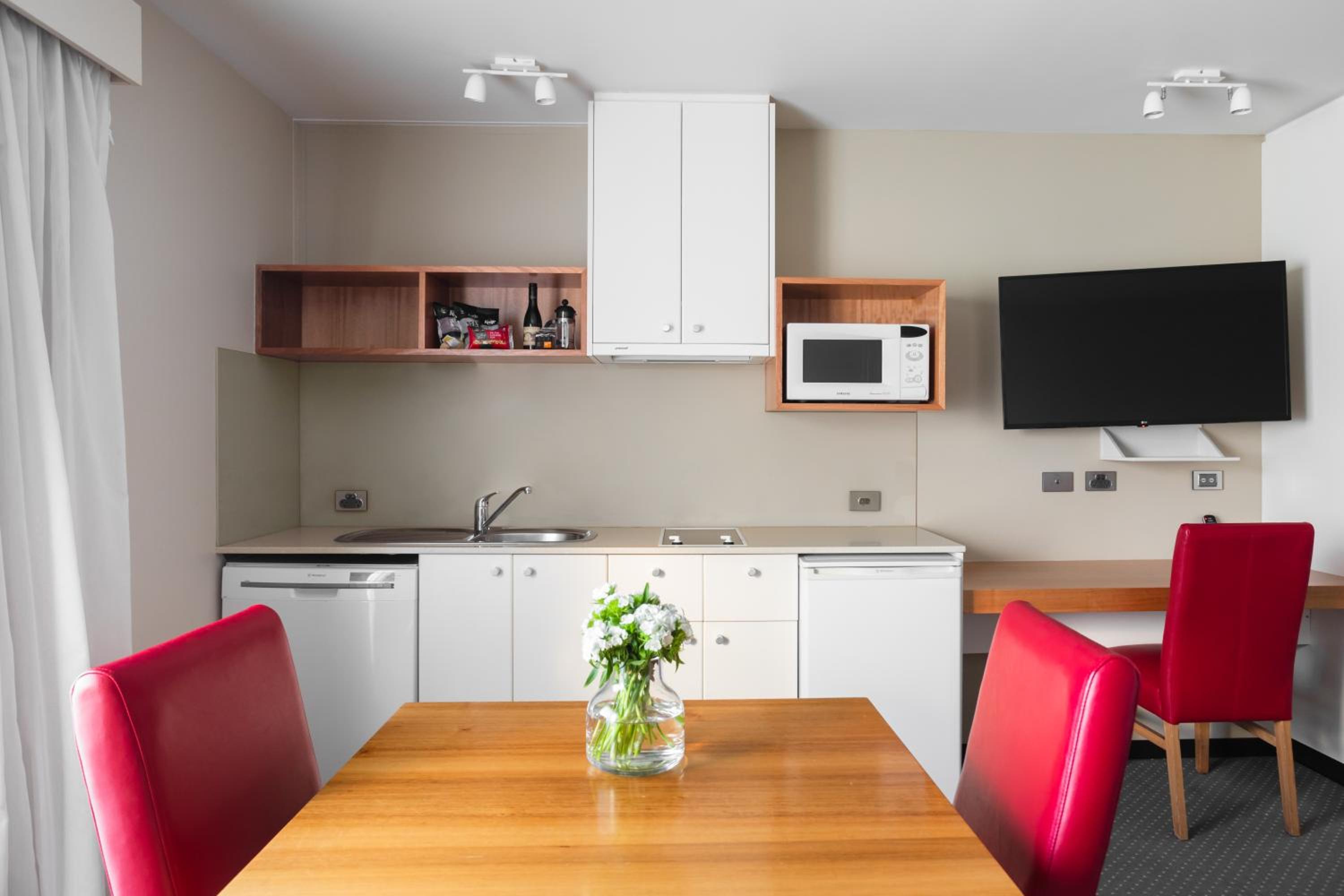 Studio Apartment with Free High Speed WiFi - Photo 6