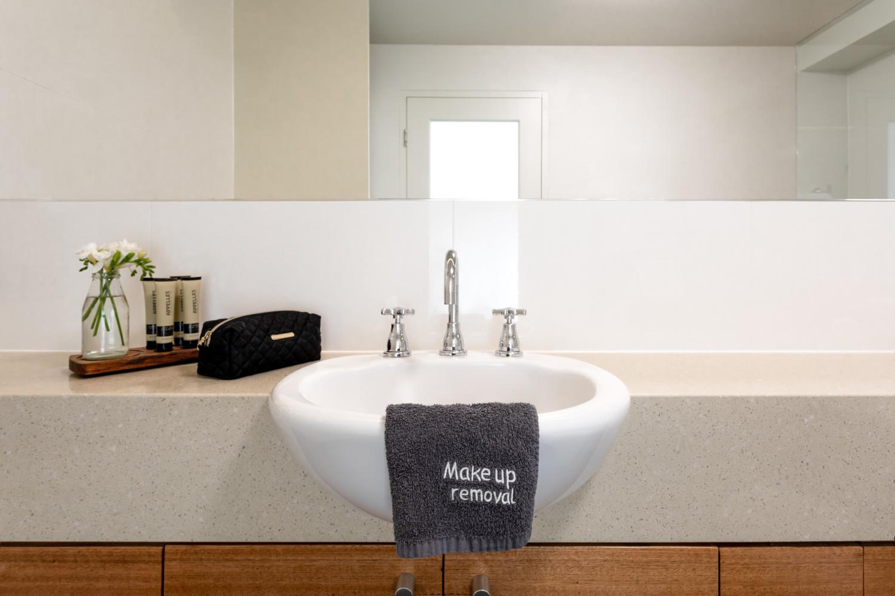 Executive Spa Apartment with Free High Speed WiFi - Photo 7